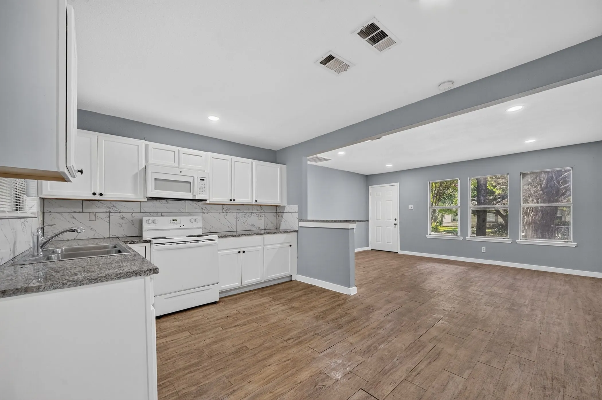 Single Family Residence For Sale in Dallas County , 8323 Lapanto Lane, Dallas, Texas 75227, 3 Bedroom, 2 Bathroom, Garage spaces, 1,013 Sqft, built in 1947, Price $315,000, mls#21358526, Real Estate Agent in Dallas, Homes For Sale in Dallas county, Homes For Sale in Dallas, Realtor in Dallas Texas, Real Estate Brokerage Independent Realty Texas, Luminita Cordes Realtor