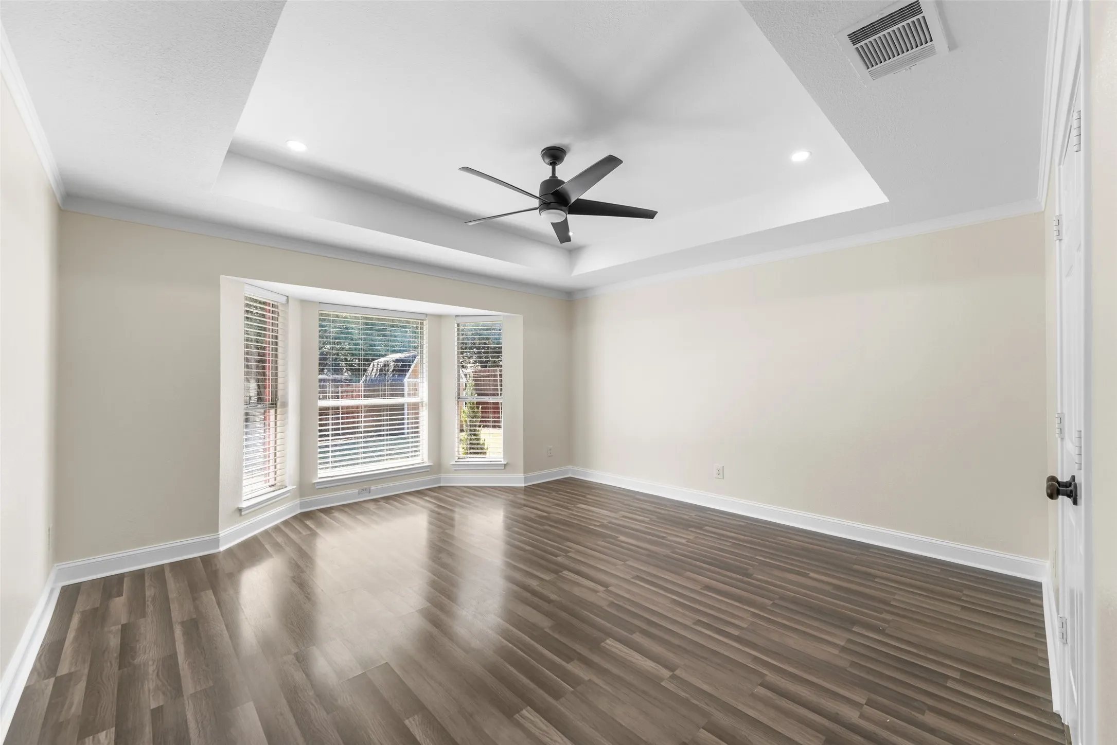 Single Family Residence For Sale in Dallas County , 1064 The Meadows Parkway, De Soto, Texas 75115, 4 Bedroom, 2 Bathroom, 2 Garage spaces, 2,310 Sqft, built in 1998, mls#21358541, Real Estate Agent in De Soto, Homes For Sale in Dallas county, Homes For Sale in De Soto, Realtor in De Soto Texas, Real Estate Brokerage Independent Realty Texas, Luminita Cordes Realtor