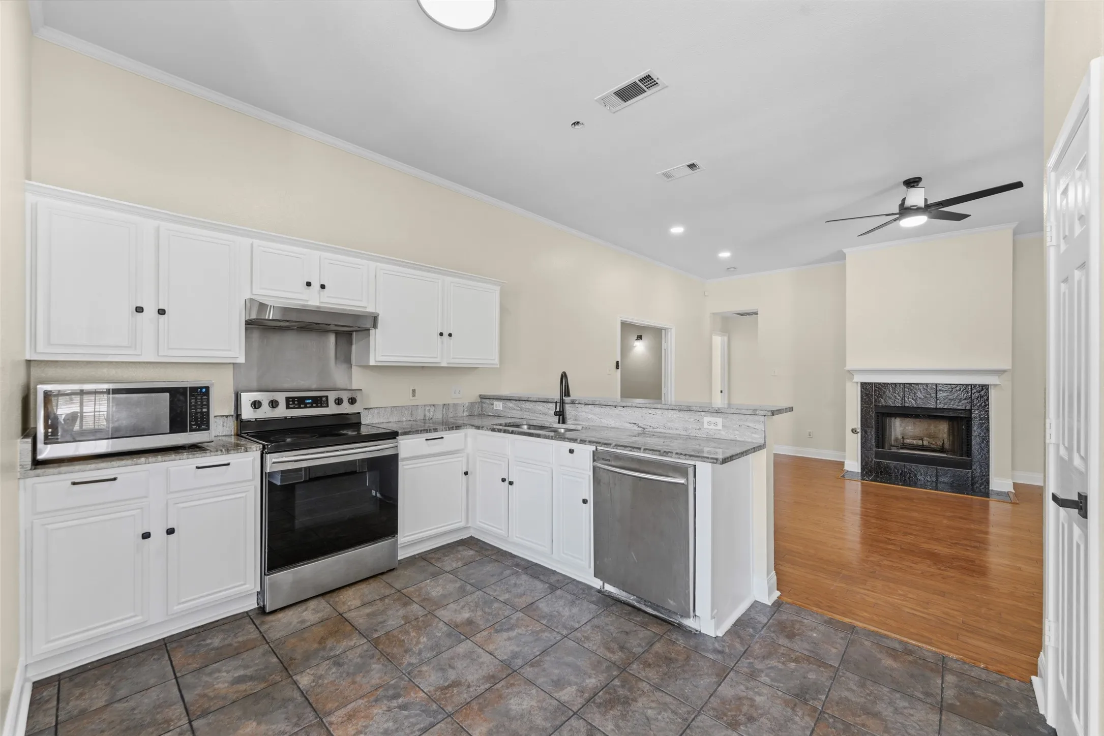 Single Family Residence For Sale in Dallas County , 1064 The Meadows Parkway, De Soto, Texas 75115, 4 Bedroom, 2 Bathroom, 2 Garage spaces, 2,310 Sqft, built in 1998, mls#21358541, Real Estate Agent in De Soto, Homes For Sale in Dallas county, Homes For Sale in De Soto, Realtor in De Soto Texas, Real Estate Brokerage Independent Realty Texas, Luminita Cordes Realtor