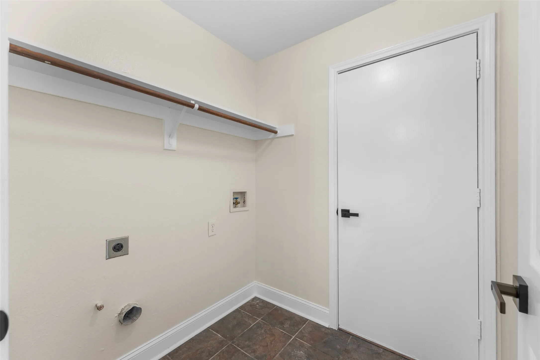 Single Family Residence For Sale in Dallas County , 1064 The Meadows Parkway, De Soto, Texas 75115, 4 Bedroom, 2 Bathroom, 2 Garage spaces, 2,310 Sqft, built in 1998, mls#21358541, Real Estate Agent in De Soto, Homes For Sale in Dallas county, Homes For Sale in De Soto, Realtor in De Soto Texas, Real Estate Brokerage Independent Realty Texas, Luminita Cordes Realtor