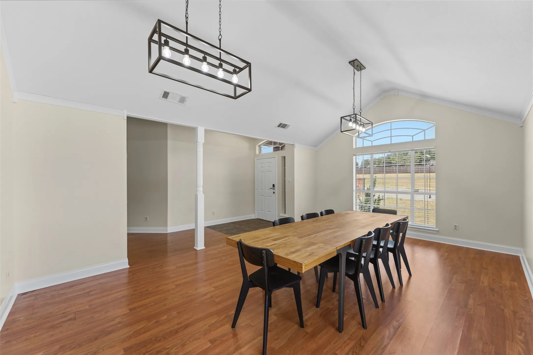 Single Family Residence For Sale in Dallas County , 1064 The Meadows Parkway, De Soto, Texas 75115, 4 Bedroom, 2 Bathroom, 2 Garage spaces, 2,310 Sqft, built in 1998, mls#21358541, Real Estate Agent in De Soto, Homes For Sale in Dallas county, Homes For Sale in De Soto, Realtor in De Soto Texas, Real Estate Brokerage Independent Realty Texas, Luminita Cordes Realtor