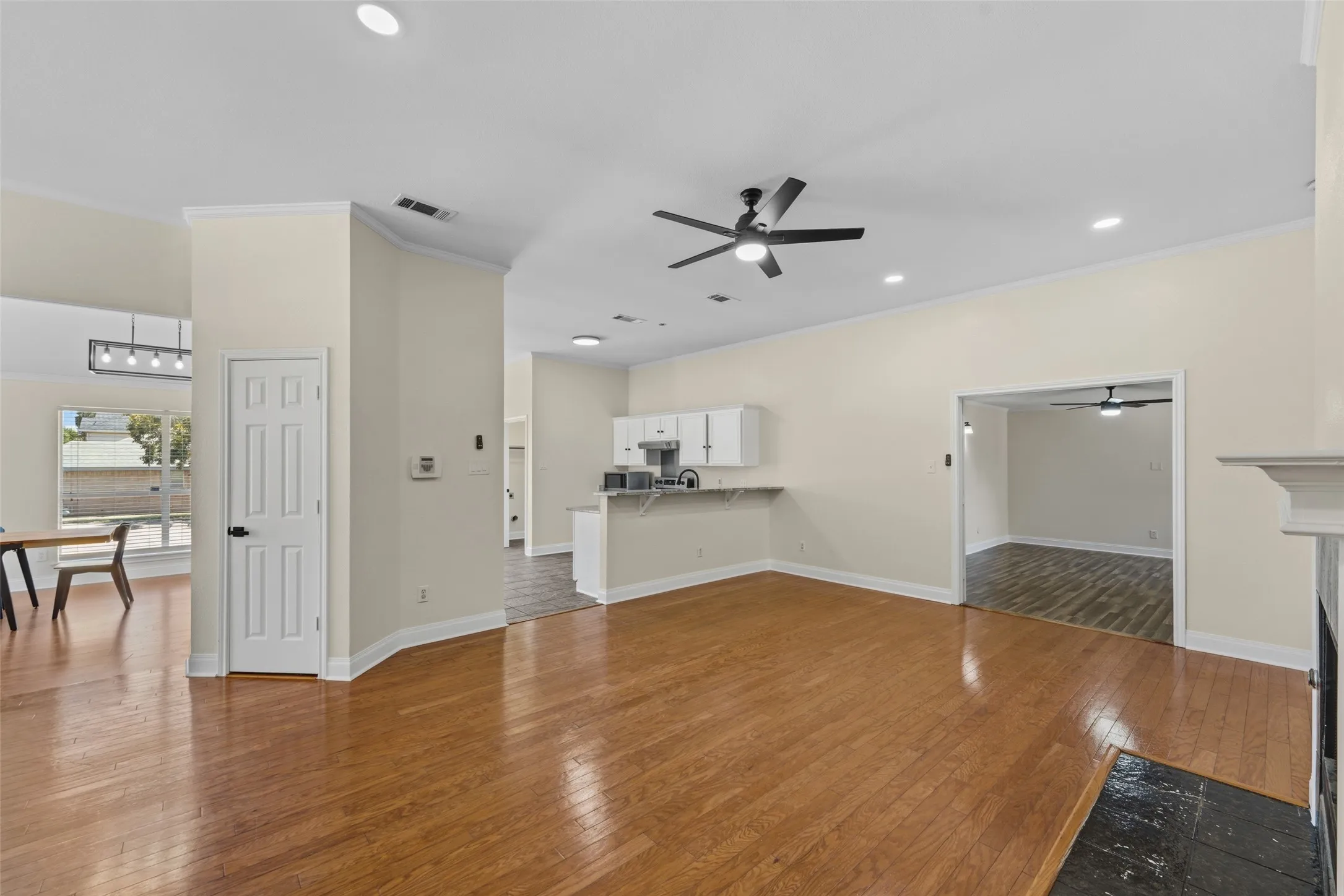 Single Family Residence For Sale in Dallas County , 1064 The Meadows Parkway, De Soto, Texas 75115, 4 Bedroom, 2 Bathroom, 2 Garage spaces, 2,310 Sqft, built in 1998, mls#21358541, Real Estate Agent in De Soto, Homes For Sale in Dallas county, Homes For Sale in De Soto, Realtor in De Soto Texas, Real Estate Brokerage Independent Realty Texas, Luminita Cordes Realtor