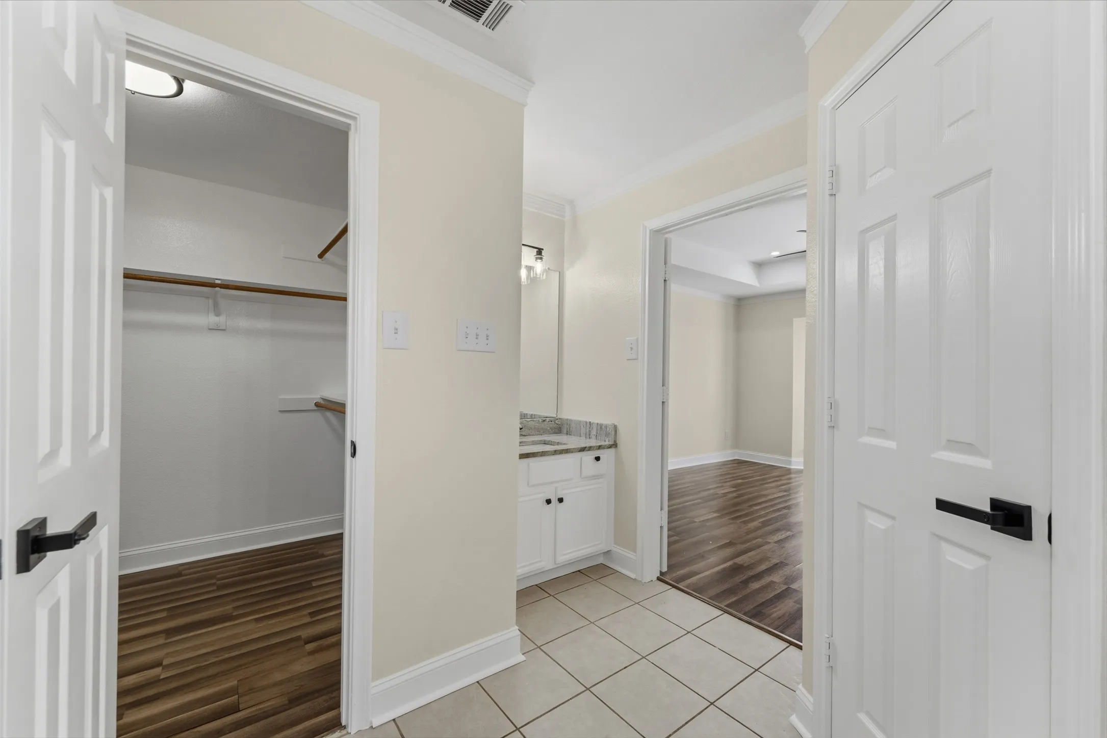 Single Family Residence For Sale in Dallas County , 1064 The Meadows Parkway, De Soto, Texas 75115, 4 Bedroom, 2 Bathroom, 2 Garage spaces, 2,310 Sqft, built in 1998, mls#21358541, Real Estate Agent in De Soto, Homes For Sale in Dallas county, Homes For Sale in De Soto, Realtor in De Soto Texas, Real Estate Brokerage Independent Realty Texas, Luminita Cordes Realtor