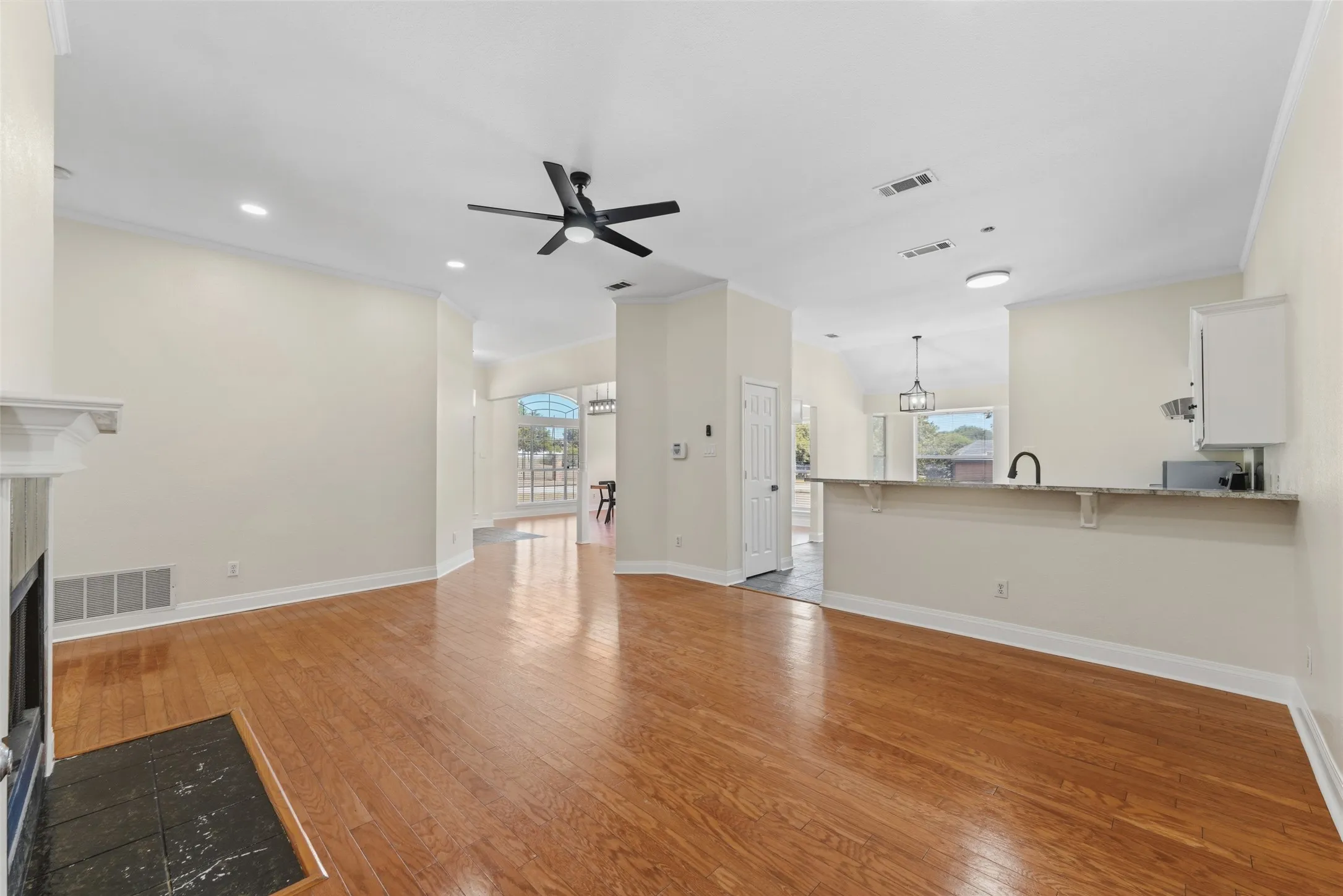 Single Family Residence For Sale in Dallas County , 1064 The Meadows Parkway, De Soto, Texas 75115, 4 Bedroom, 2 Bathroom, 2 Garage spaces, 2,310 Sqft, built in 1998, mls#21358541, Real Estate Agent in De Soto, Homes For Sale in Dallas county, Homes For Sale in De Soto, Realtor in De Soto Texas, Real Estate Brokerage Independent Realty Texas, Luminita Cordes Realtor