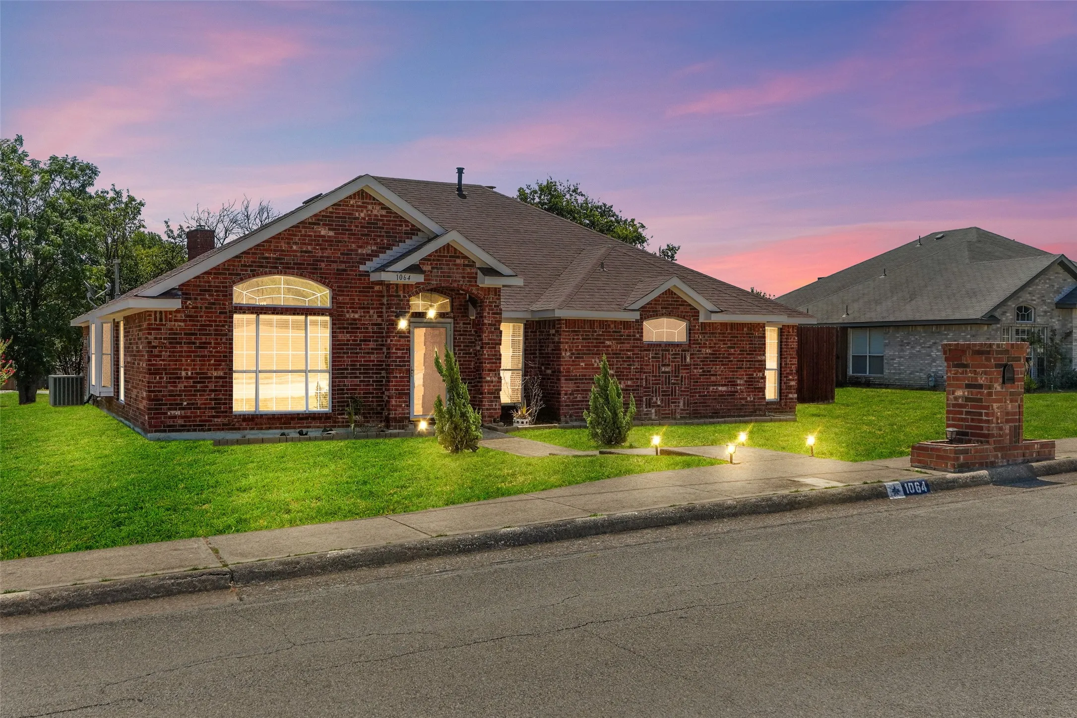 Single Family Residence For Sale in Dallas County , 1064 The Meadows Parkway, De Soto, Texas 75115, 4 Bedroom, 2 Bathroom, 2 Garage spaces, 2,310 Sqft, built in 1998, mls#21358541, Real Estate Agent in De Soto, Homes For Sale in Dallas county, Homes For Sale in De Soto, Realtor in De Soto Texas, Real Estate Brokerage Independent Realty Texas, Luminita Cordes Realtor
