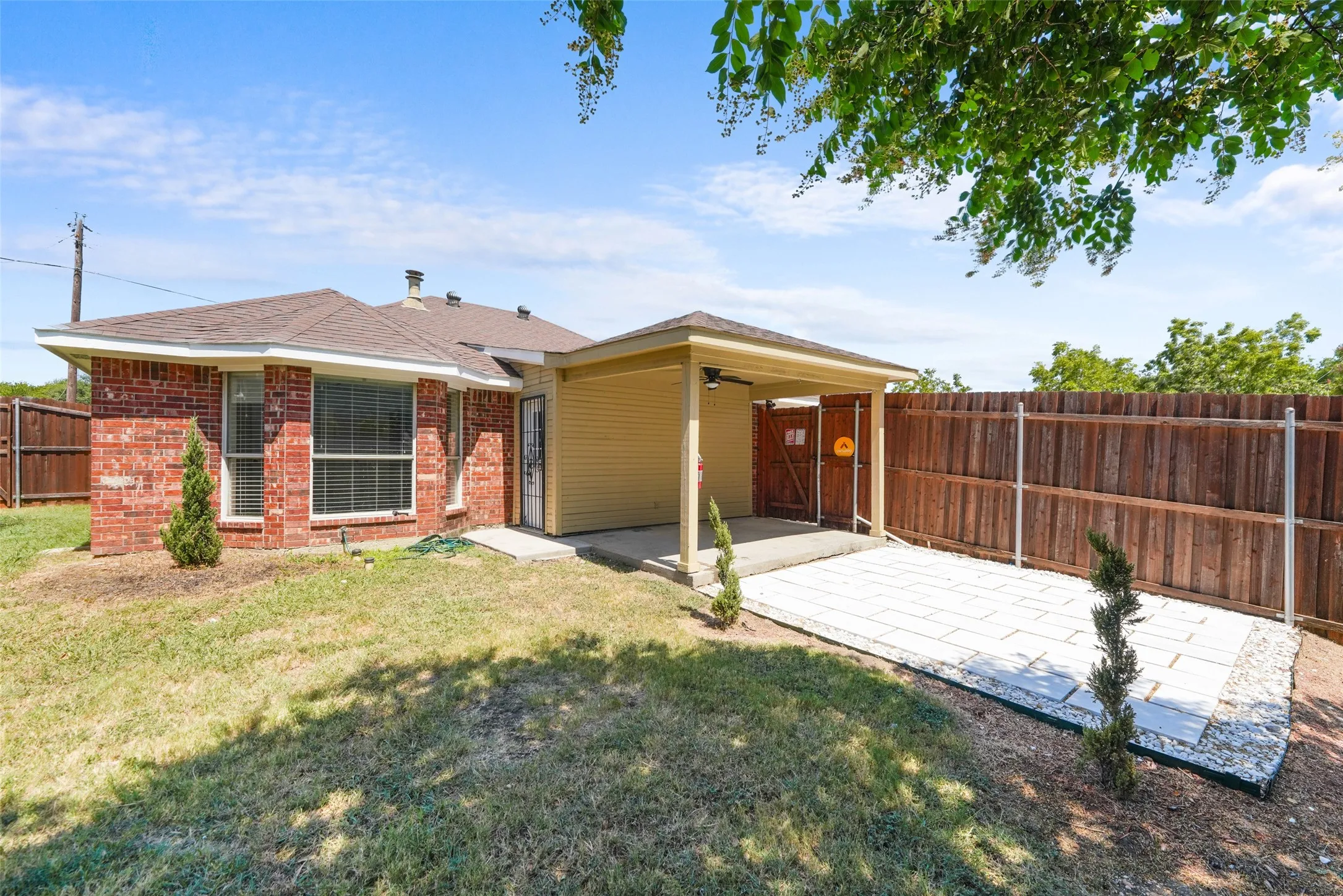 Single Family Residence For Sale in Dallas County , 1064 The Meadows Parkway, De Soto, Texas 75115, 4 Bedroom, 2 Bathroom, 2 Garage spaces, 2,310 Sqft, built in 1998, mls#21358541, Real Estate Agent in De Soto, Homes For Sale in Dallas county, Homes For Sale in De Soto, Realtor in De Soto Texas, Real Estate Brokerage Independent Realty Texas, Luminita Cordes Realtor