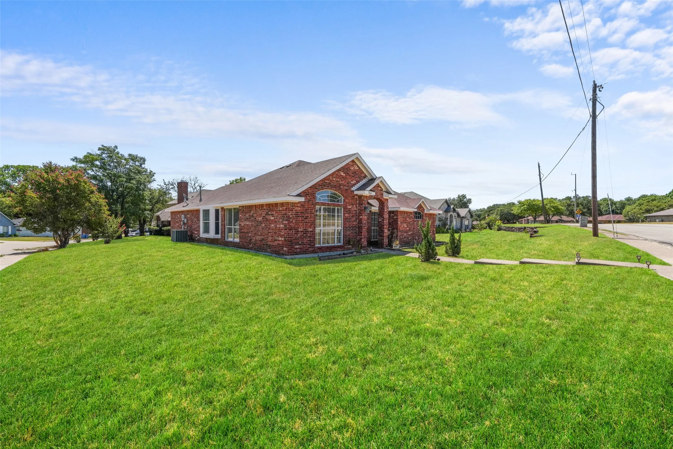 Single Family Residence For Sale in Dallas County , 1064 The Meadows Parkway, De Soto, Texas 75115, 4 Bedroom, 2 Bathroom, 2 Garage spaces, 2,310 Sqft, built in 1998, mls#21358541, Real Estate Agent in De Soto, Homes For Sale in Dallas county, Homes For Sale in De Soto, Realtor in De Soto Texas, Real Estate Brokerage Independent Realty Texas, Luminita Cordes Realtor