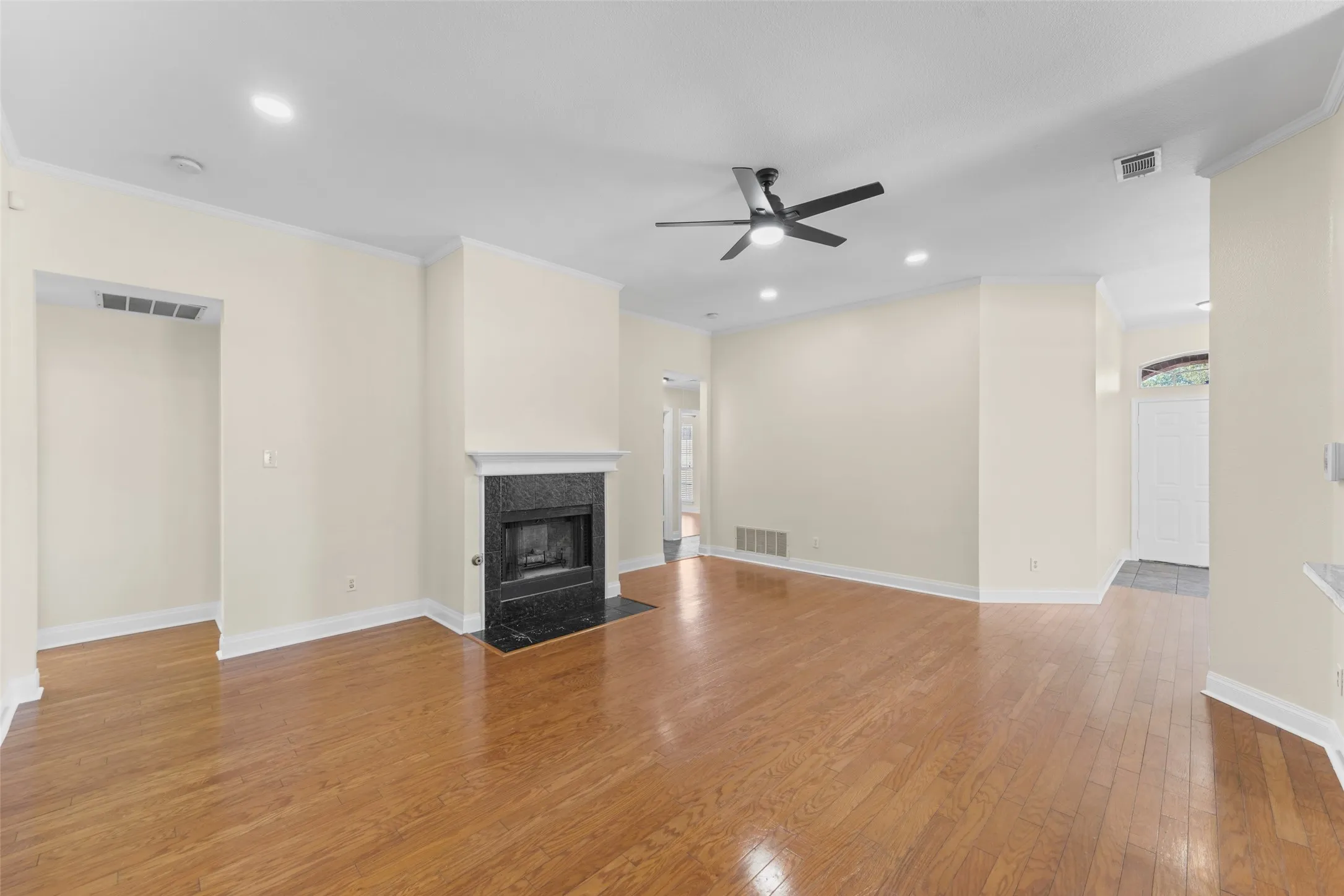 Single Family Residence For Sale in Dallas County , 1064 The Meadows Parkway, De Soto, Texas 75115, 4 Bedroom, 2 Bathroom, 2 Garage spaces, 2,310 Sqft, built in 1998, mls#21358541, Real Estate Agent in De Soto, Homes For Sale in Dallas county, Homes For Sale in De Soto, Realtor in De Soto Texas, Real Estate Brokerage Independent Realty Texas, Luminita Cordes Realtor