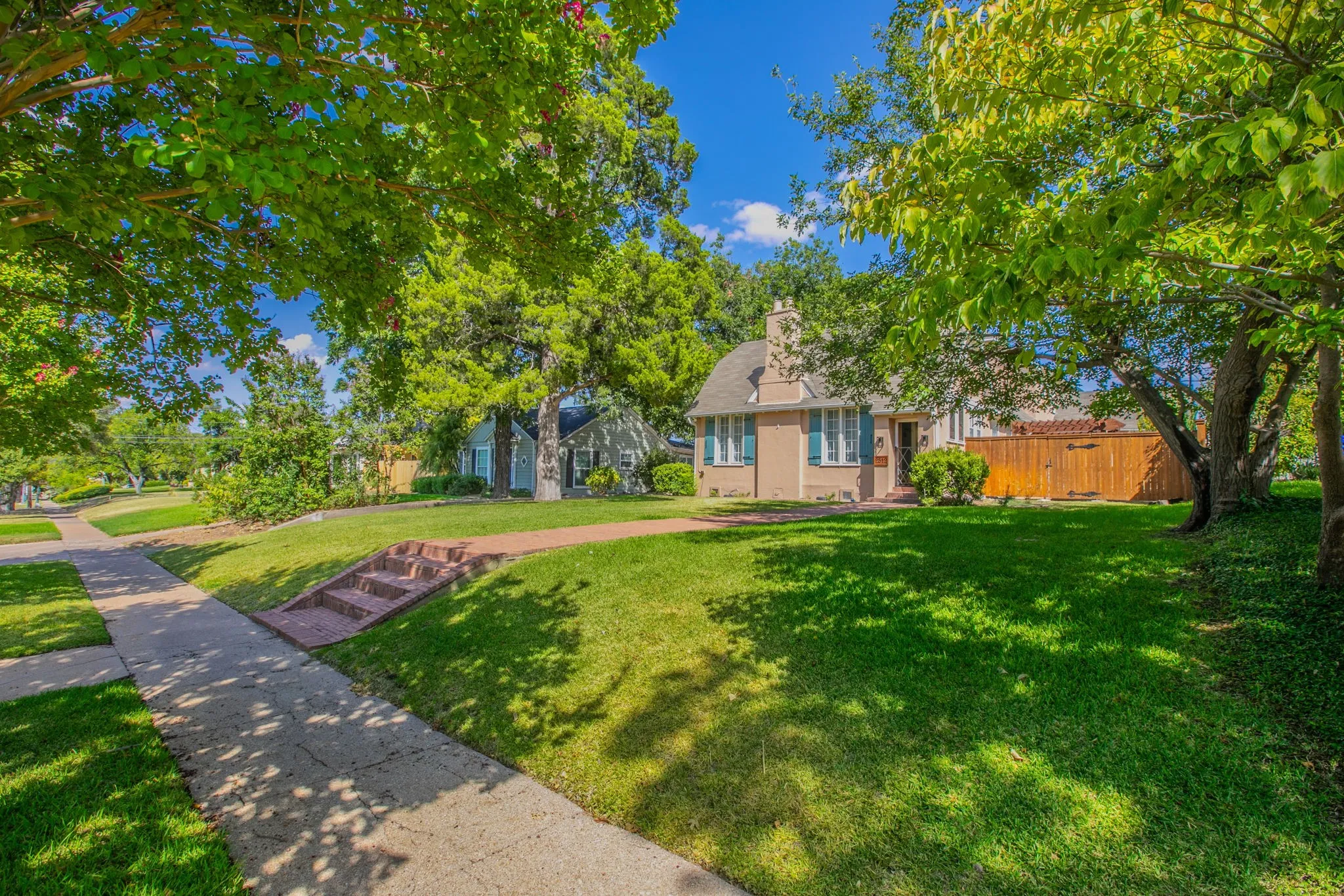 Single Family Residence For Sale in Mc Lennan County , 2512 Austin Avenue, Waco, Texas 76710, 4 Bedroom, 3 Bathroom, Garage spaces, 2,686 Sqft, built in 1929, mls#21358027, Real Estate Agent in Waco, Homes For Sale in Mc Lennan county, Homes For Sale in Waco, Realtor in Waco Texas, Real Estate Brokerage Independent Realty Texas, Luminita Cordes Realtor