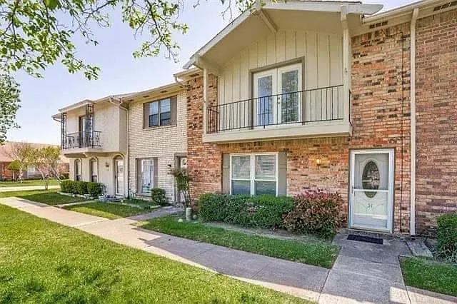 Townhouse For Sale in Dallas County , 51 W Townhouse Lane 18, Grand Prairie, Texas 75052, 3 Bedroom, 3 Bathroom, Garage spaces, 1,540 Sqft, built in 1971, mls#21358543, Real Estate Agent in Grand Prairie, Homes For Sale in Dallas county, Homes For Sale in Grand Prairie, Realtor in Grand Prairie Texas, Real Estate Brokerage Independent Realty Texas, Luminita Cordes Realtor