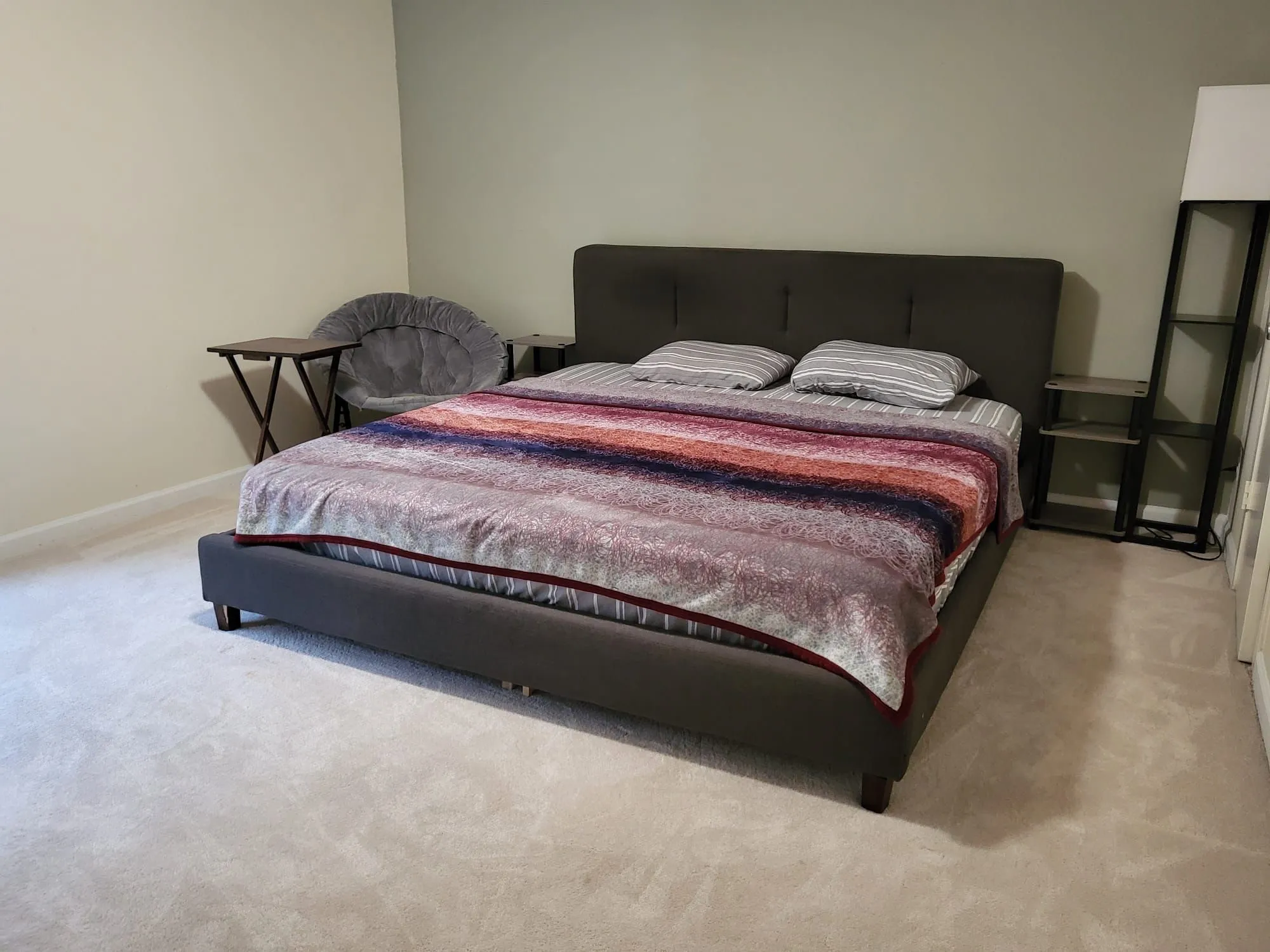 Light-colored wall finishes