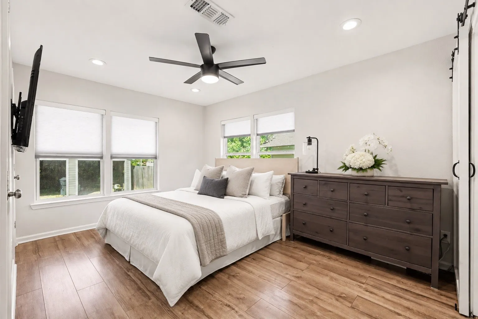 Single Family Residence For Sale in Dallas County , 700 Cristler Avenue, Dallas, Texas 75223, 2 Bedroom, 2 Bathroom, Garage spaces, 1,288 Sqft, built in 1916, mls#21346056, Real Estate Agent in Dallas, Homes For Sale in Dallas county, Homes For Sale in Dallas, Realtor in Dallas Texas, Real Estate Brokerage Independent Realty Texas, Luminita Cordes Realtor