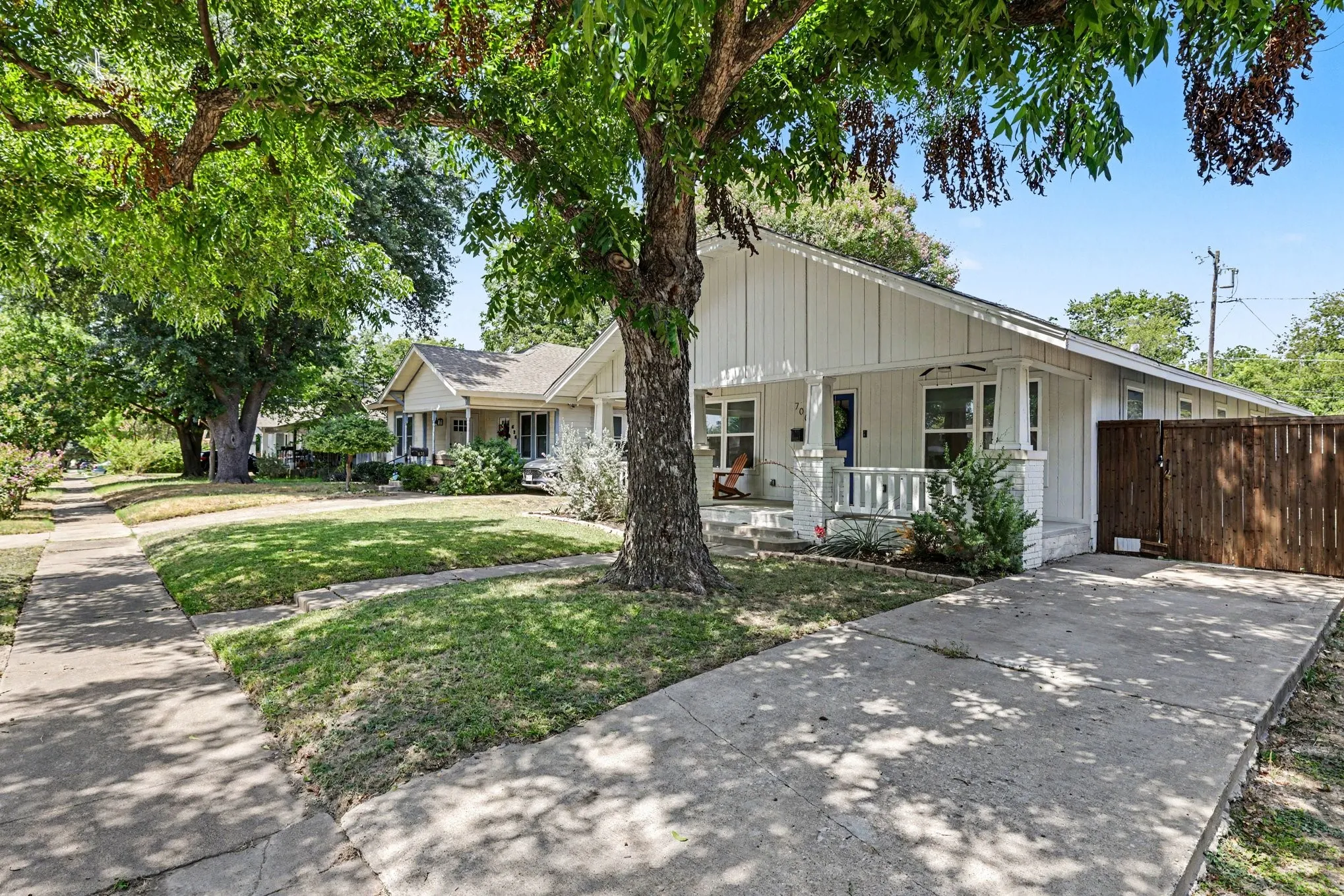 Single Family Residence For Sale in Dallas County , 700 Cristler Avenue, Dallas, Texas 75223, 2 Bedroom, 2 Bathroom, Garage spaces, 1,288 Sqft, built in 1916, mls#21346056, Real Estate Agent in Dallas, Homes For Sale in Dallas county, Homes For Sale in Dallas, Realtor in Dallas Texas, Real Estate Brokerage Independent Realty Texas, Luminita Cordes Realtor