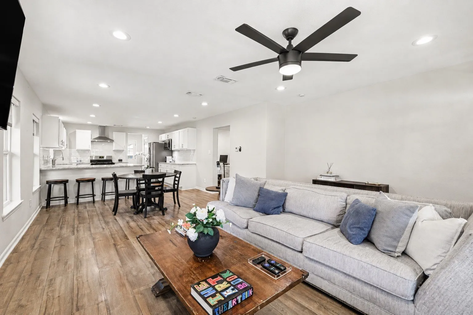 Single Family Residence For Sale in Dallas County , 700 Cristler Avenue, Dallas, Texas 75223, 2 Bedroom, 2 Bathroom, Garage spaces, 1,288 Sqft, built in 1916, mls#21346056, Real Estate Agent in Dallas, Homes For Sale in Dallas county, Homes For Sale in Dallas, Realtor in Dallas Texas, Real Estate Brokerage Independent Realty Texas, Luminita Cordes Realtor
