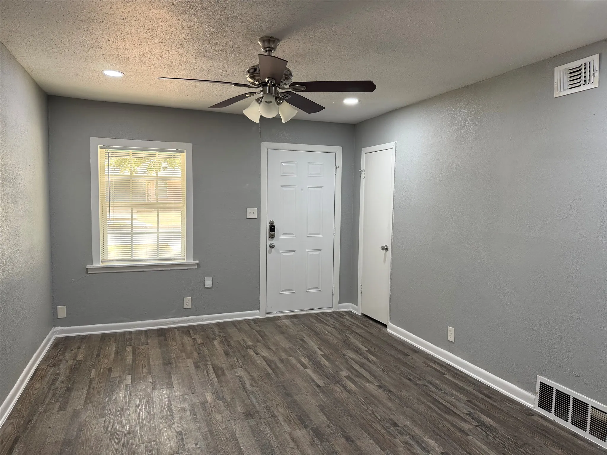 Duplex For Rent in Tarrant County , 2506 Normont Circle, Fort Worth, Texas 76103, 2 Bedroom, 1 Bathroom, 1 Garage spaces, 774 Sqft, built in 1954, mls#21358546, Real Estate Agent in Fort Worth, Homes For Rent in Tarrant county, Homes For Rent in Fort Worth, Realtor in Fort Worth Texas, Real Estate Brokerage Independent Realty Texas, Luminita Cordes Realtor