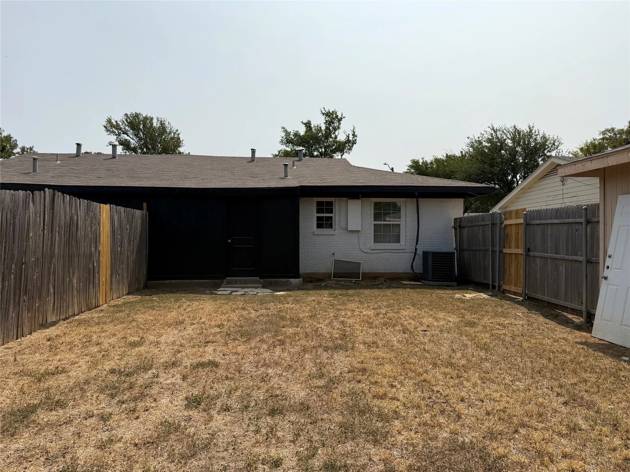 Duplex For Rent in Tarrant County , 2506 Normont Circle, Fort Worth, Texas 76103, 2 Bedroom, 1 Bathroom, 1 Garage spaces, 774 Sqft, built in 1954, mls#21358546, Real Estate Agent in Fort Worth, Homes For Rent in Tarrant county, Homes For Rent in Fort Worth, Realtor in Fort Worth Texas, Real Estate Brokerage Independent Realty Texas, Luminita Cordes Realtor