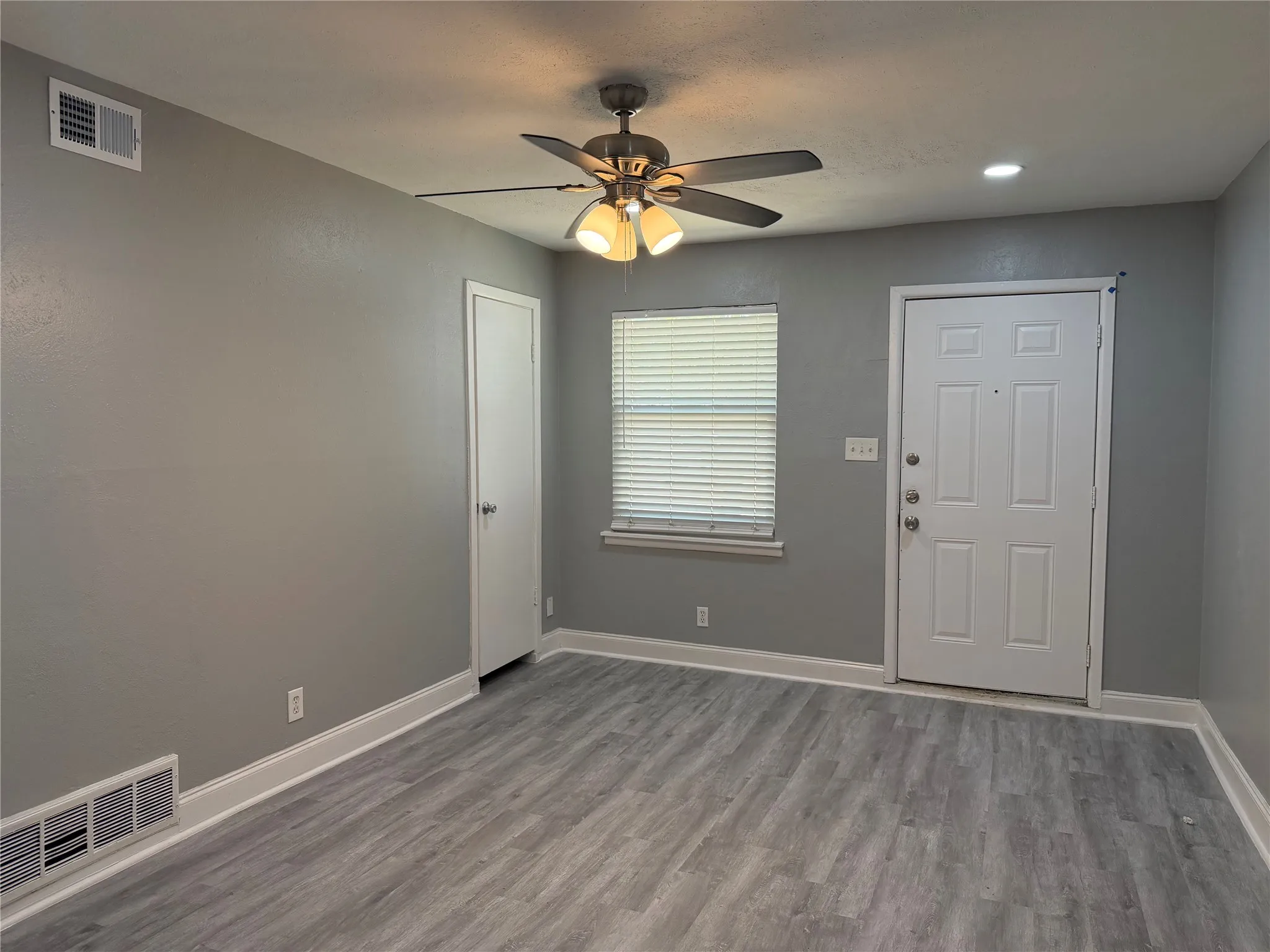 Duplex For Rent in Tarrant County , 2507 Normont Circle, Fort Worth, Texas 76103, 2 Bedroom, 1 Bathroom, 1 Garage spaces, 774 Sqft, built in 1954, mls#21358547, Real Estate Agent in Fort Worth, Homes For Rent in Tarrant county, Homes For Rent in Fort Worth, Realtor in Fort Worth Texas, Real Estate Brokerage Independent Realty Texas, Luminita Cordes Realtor