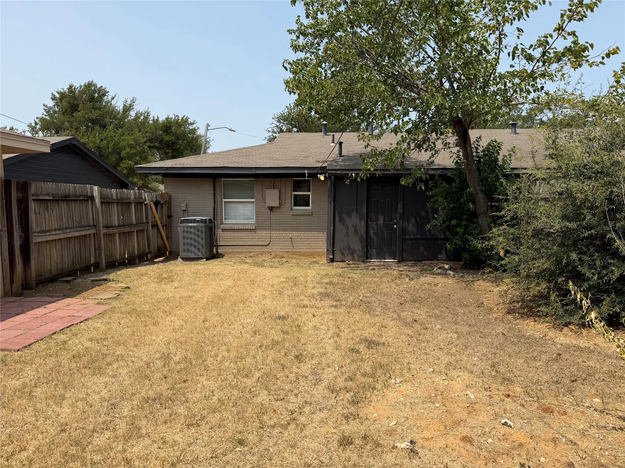 Duplex For Rent in Tarrant County , 2507 Normont Circle, Fort Worth, Texas 76103, 2 Bedroom, 1 Bathroom, 1 Garage spaces, 774 Sqft, built in 1954, mls#21358547, Real Estate Agent in Fort Worth, Homes For Rent in Tarrant county, Homes For Rent in Fort Worth, Realtor in Fort Worth Texas, Real Estate Brokerage Independent Realty Texas, Luminita Cordes Realtor