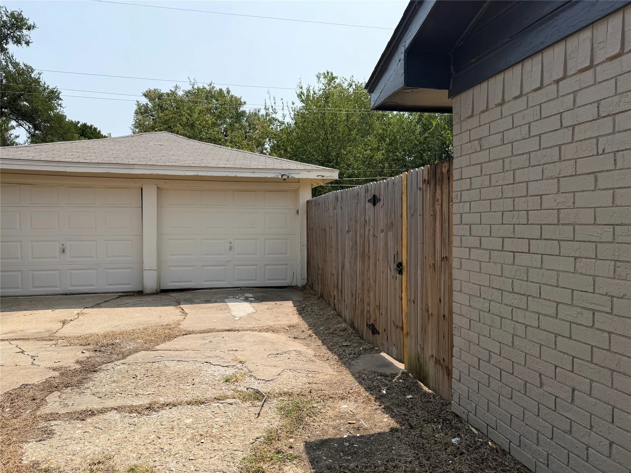 Duplex For Rent in Tarrant County , 2509 Normont Circle, Fort Worth, Texas 76103, 2 Bedroom, 1 Bathroom, 1 Garage spaces, 774 Sqft, built in 1954, mls#21358548, Real Estate Agent in Fort Worth, Homes For Rent in Tarrant county, Homes For Rent in Fort Worth, Realtor in Fort Worth Texas, Real Estate Brokerage Independent Realty Texas, Luminita Cordes Realtor