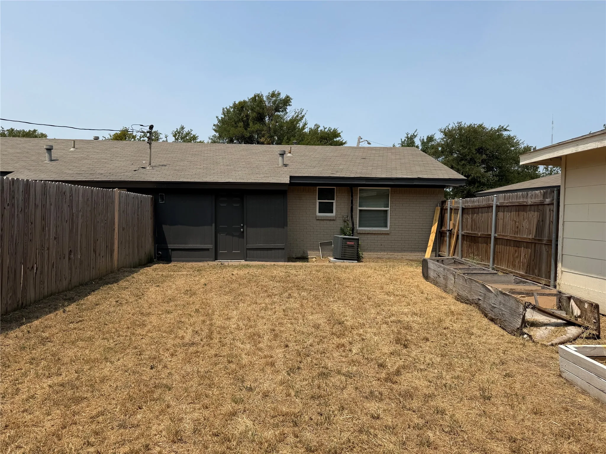 Duplex For Rent in Tarrant County , 2509 Normont Circle, Fort Worth, Texas 76103, 2 Bedroom, 1 Bathroom, 1 Garage spaces, 774 Sqft, built in 1954, mls#21358548, Real Estate Agent in Fort Worth, Homes For Rent in Tarrant county, Homes For Rent in Fort Worth, Realtor in Fort Worth Texas, Real Estate Brokerage Independent Realty Texas, Luminita Cordes Realtor