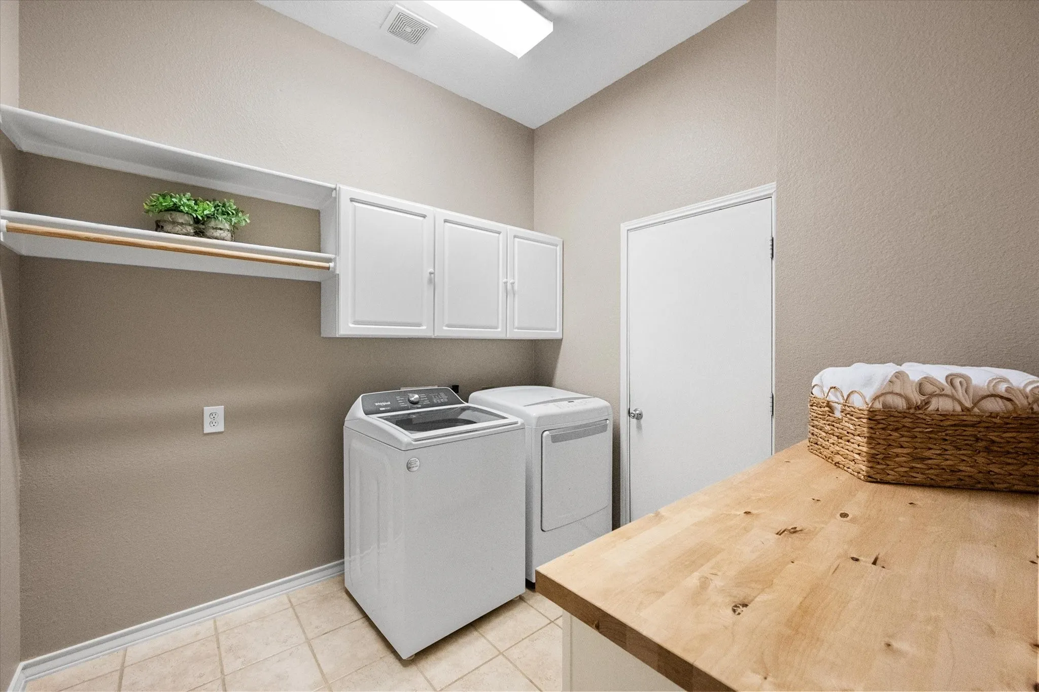 Single Family Residence For Sale in Johnson County , 3400 Wild Oaks Court, Burleson, Texas 76028, 5 Bedroom, 5 Bathroom, 4 Garage spaces, 4,224 Sqft, built in 1995, mls#21358500, Real Estate Agent in Burleson, Homes For Sale in Johnson county, Homes For Sale in Burleson, Realtor in Burleson Texas, Real Estate Brokerage Independent Realty Texas, Luminita Cordes Realtor