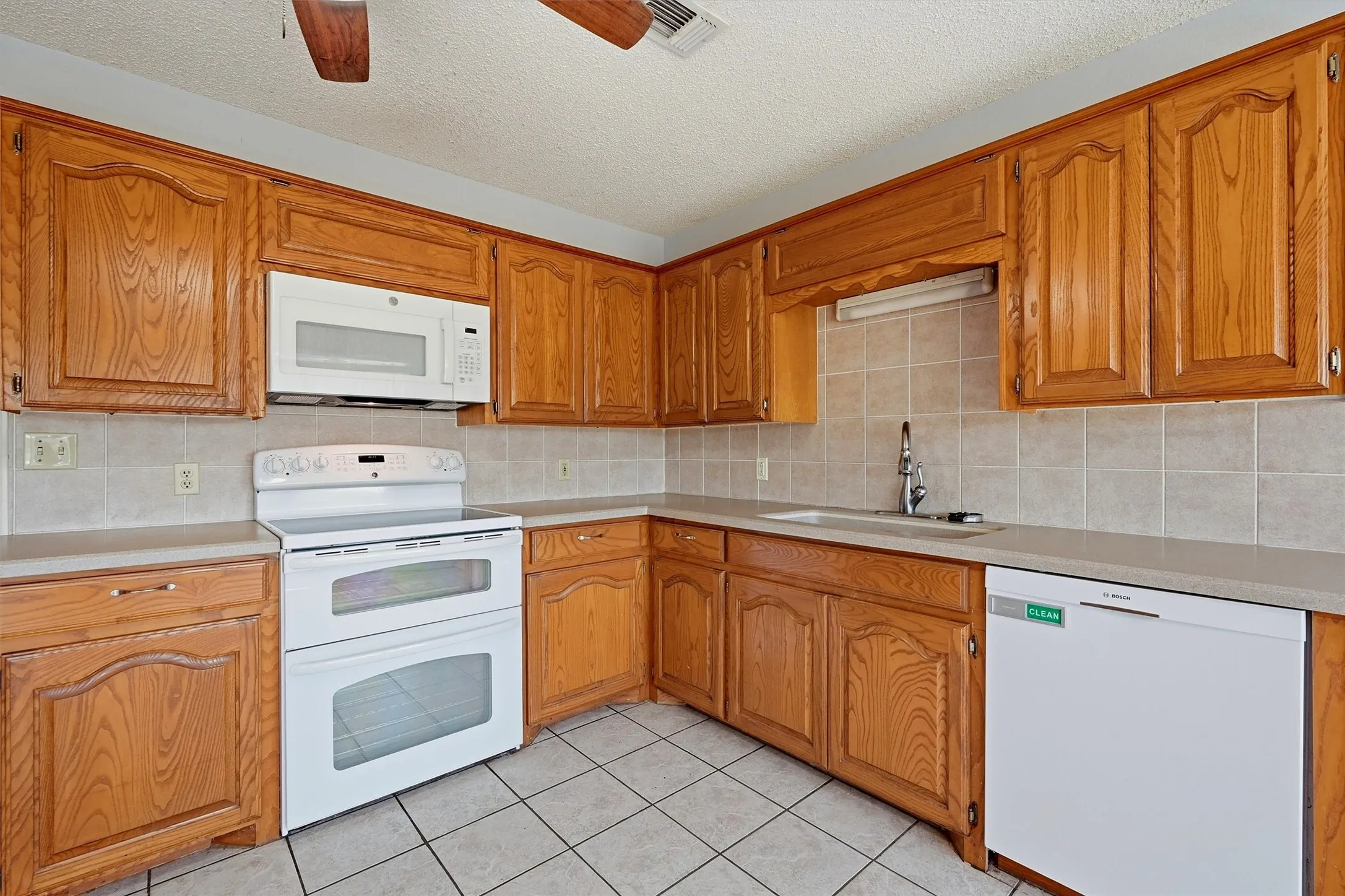 Single Family Residence For Sale in Grayson County , 521 Mccraw Lane, Denison, Texas 75021, 4 Bedroom, 2 Bathroom, 2 Garage spaces, 2,199 Sqft, built in 2000, mls#21358553, Real Estate Agent in Denison, Homes For Sale in Grayson county, Homes For Sale in Denison, Realtor in Denison Texas, Real Estate Brokerage Independent Realty Texas, Luminita Cordes Realtor