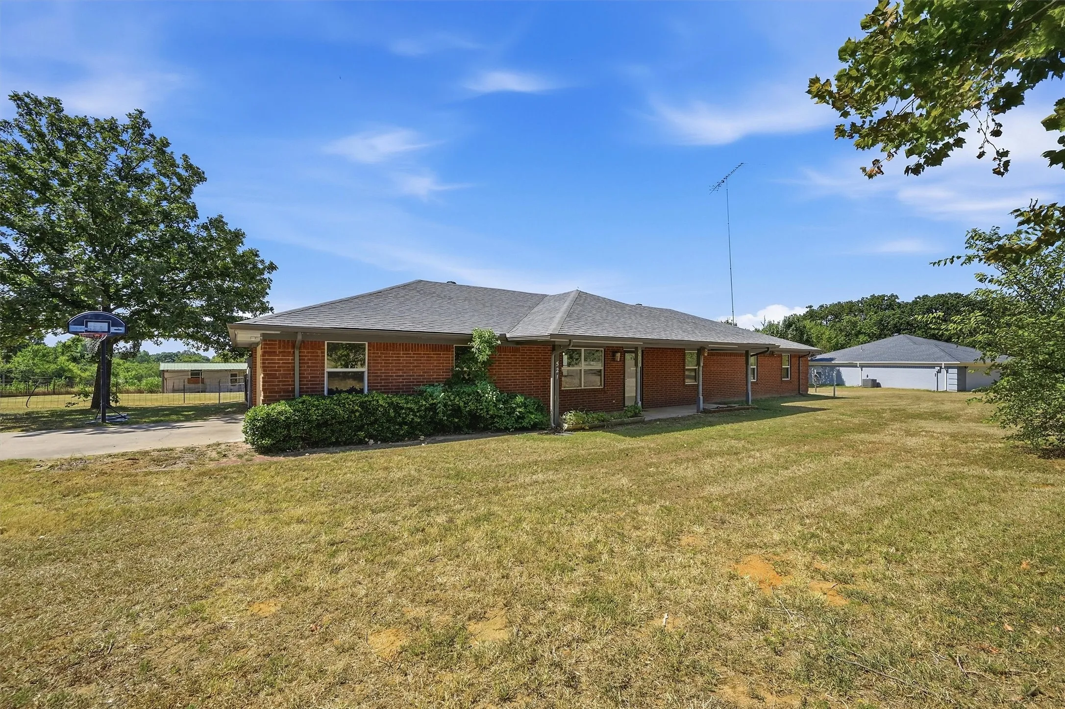Single Family Residence For Sale in Grayson County , 521 Mccraw Lane, Denison, Texas 75021, 4 Bedroom, 2 Bathroom, 2 Garage spaces, 2,199 Sqft, built in 2000, mls#21358553, Real Estate Agent in Denison, Homes For Sale in Grayson county, Homes For Sale in Denison, Realtor in Denison Texas, Real Estate Brokerage Independent Realty Texas, Luminita Cordes Realtor