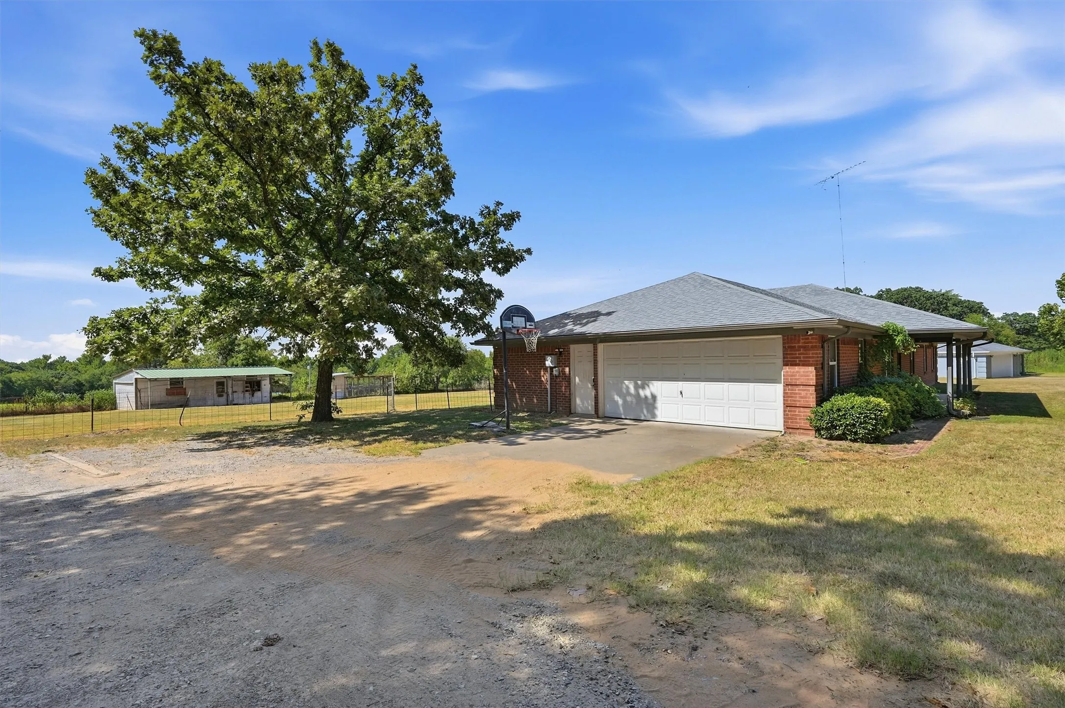 Single Family Residence For Sale in Grayson County , 521 Mccraw Lane, Denison, Texas 75021, 4 Bedroom, 2 Bathroom, 2 Garage spaces, 2,199 Sqft, built in 2000, mls#21358553, Real Estate Agent in Denison, Homes For Sale in Grayson county, Homes For Sale in Denison, Realtor in Denison Texas, Real Estate Brokerage Independent Realty Texas, Luminita Cordes Realtor