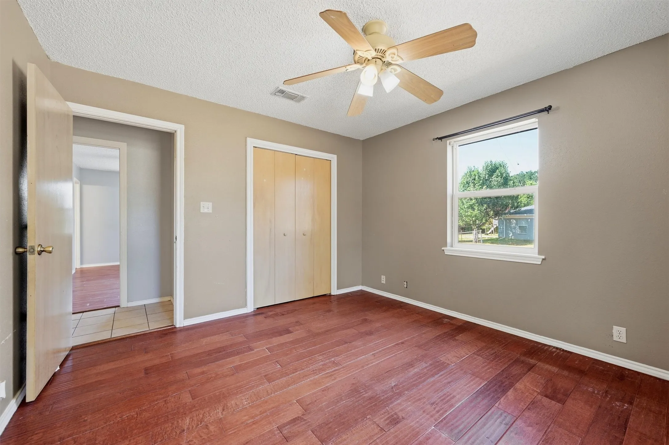 Single Family Residence For Sale in Grayson County , 521 Mccraw Lane, Denison, Texas 75021, 4 Bedroom, 2 Bathroom, 2 Garage spaces, 2,199 Sqft, built in 2000, mls#21358553, Real Estate Agent in Denison, Homes For Sale in Grayson county, Homes For Sale in Denison, Realtor in Denison Texas, Real Estate Brokerage Independent Realty Texas, Luminita Cordes Realtor