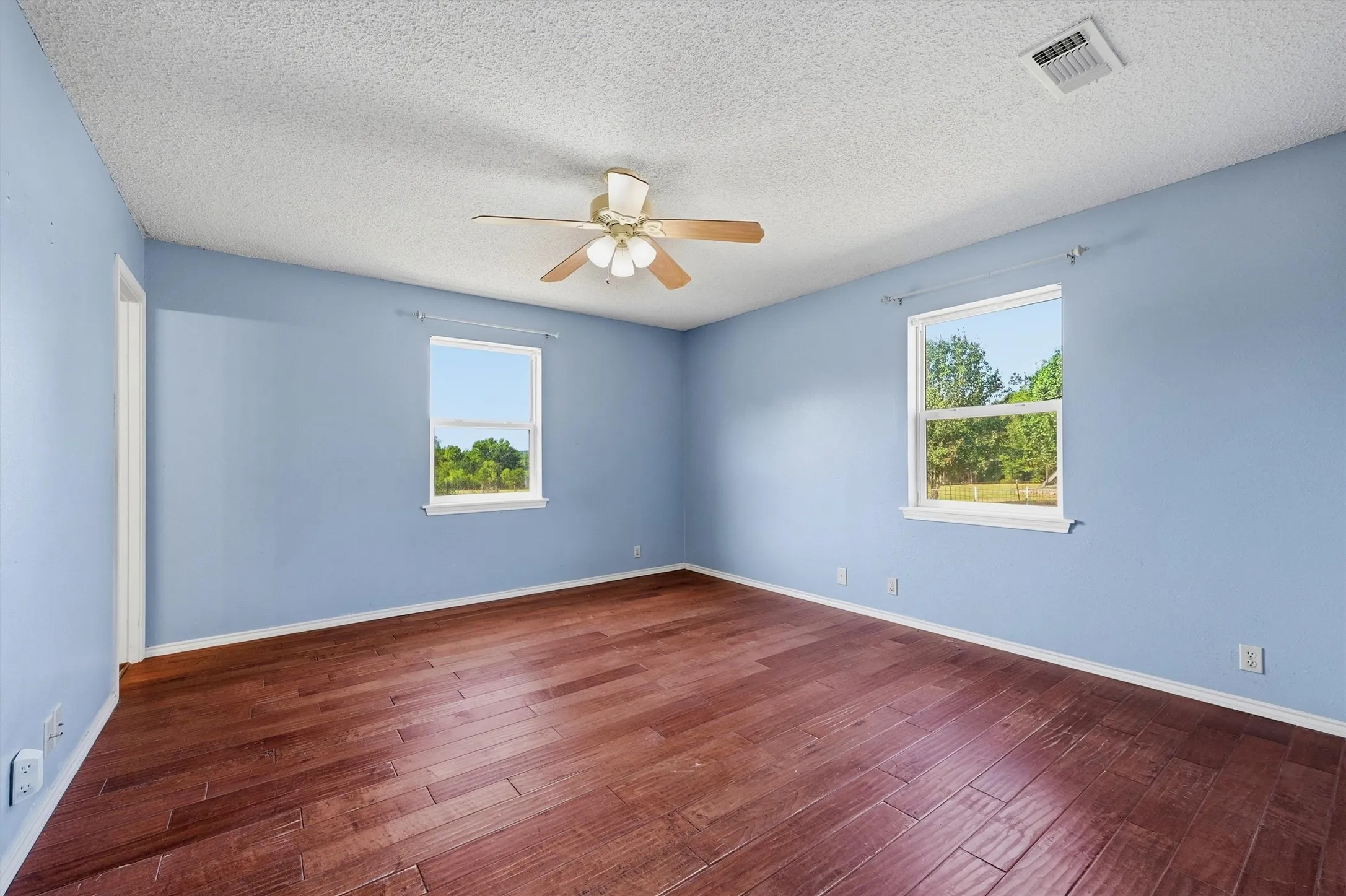 Single Family Residence For Sale in Grayson County , 521 Mccraw Lane, Denison, Texas 75021, 4 Bedroom, 2 Bathroom, 2 Garage spaces, 2,199 Sqft, built in 2000, mls#21358553, Real Estate Agent in Denison, Homes For Sale in Grayson county, Homes For Sale in Denison, Realtor in Denison Texas, Real Estate Brokerage Independent Realty Texas, Luminita Cordes Realtor