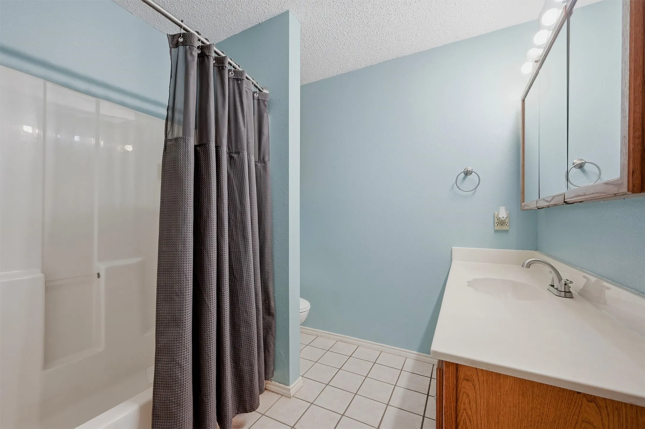Single Family Residence For Sale in Grayson County , 521 Mccraw Lane, Denison, Texas 75021, 4 Bedroom, 2 Bathroom, 2 Garage spaces, 2,199 Sqft, built in 2000, mls#21358553, Real Estate Agent in Denison, Homes For Sale in Grayson county, Homes For Sale in Denison, Realtor in Denison Texas, Real Estate Brokerage Independent Realty Texas, Luminita Cordes Realtor
