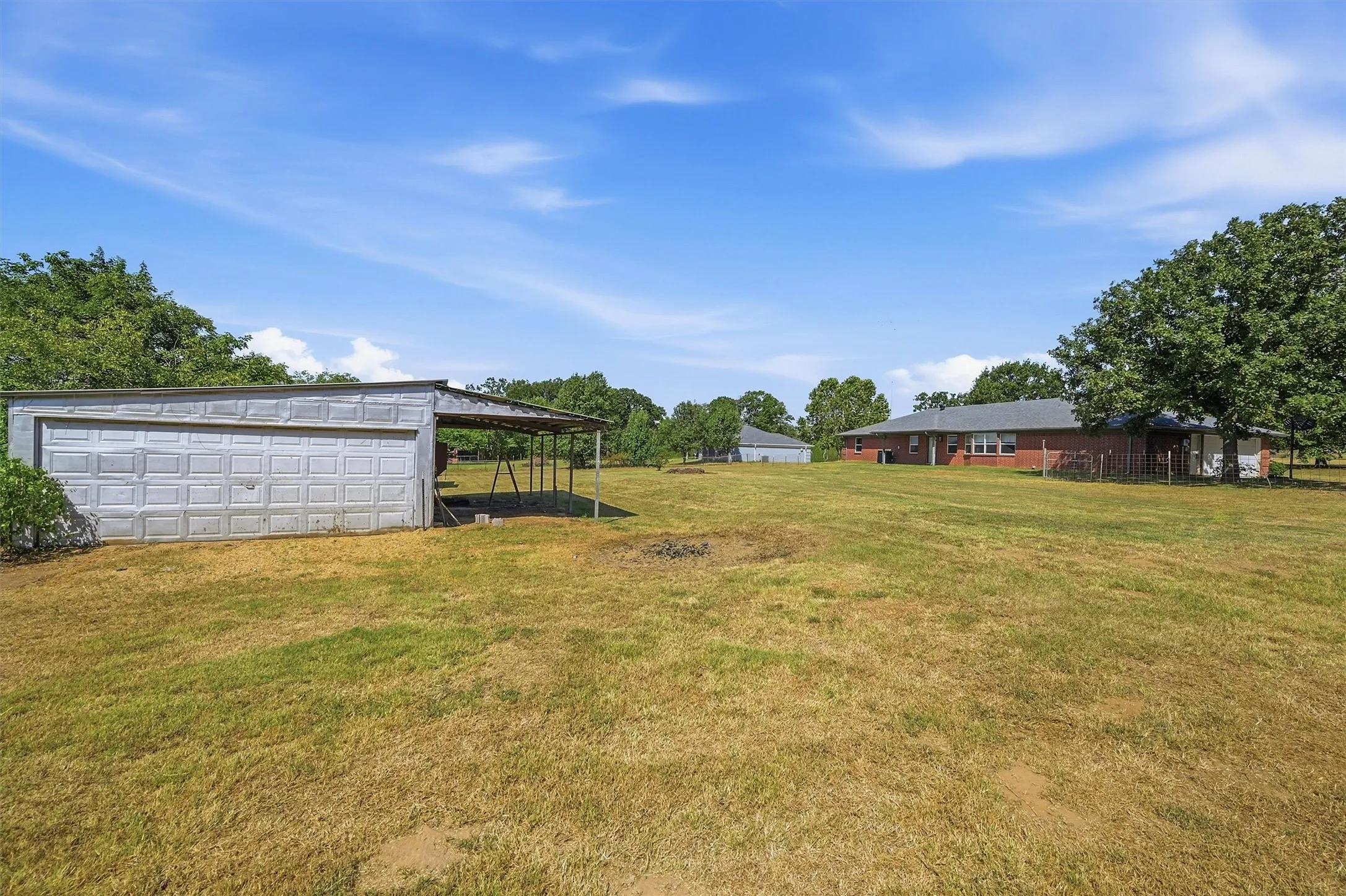 Single Family Residence For Sale in Grayson County , 521 Mccraw Lane, Denison, Texas 75021, 4 Bedroom, 2 Bathroom, 2 Garage spaces, 2,199 Sqft, built in 2000, mls#21358553, Real Estate Agent in Denison, Homes For Sale in Grayson county, Homes For Sale in Denison, Realtor in Denison Texas, Real Estate Brokerage Independent Realty Texas, Luminita Cordes Realtor