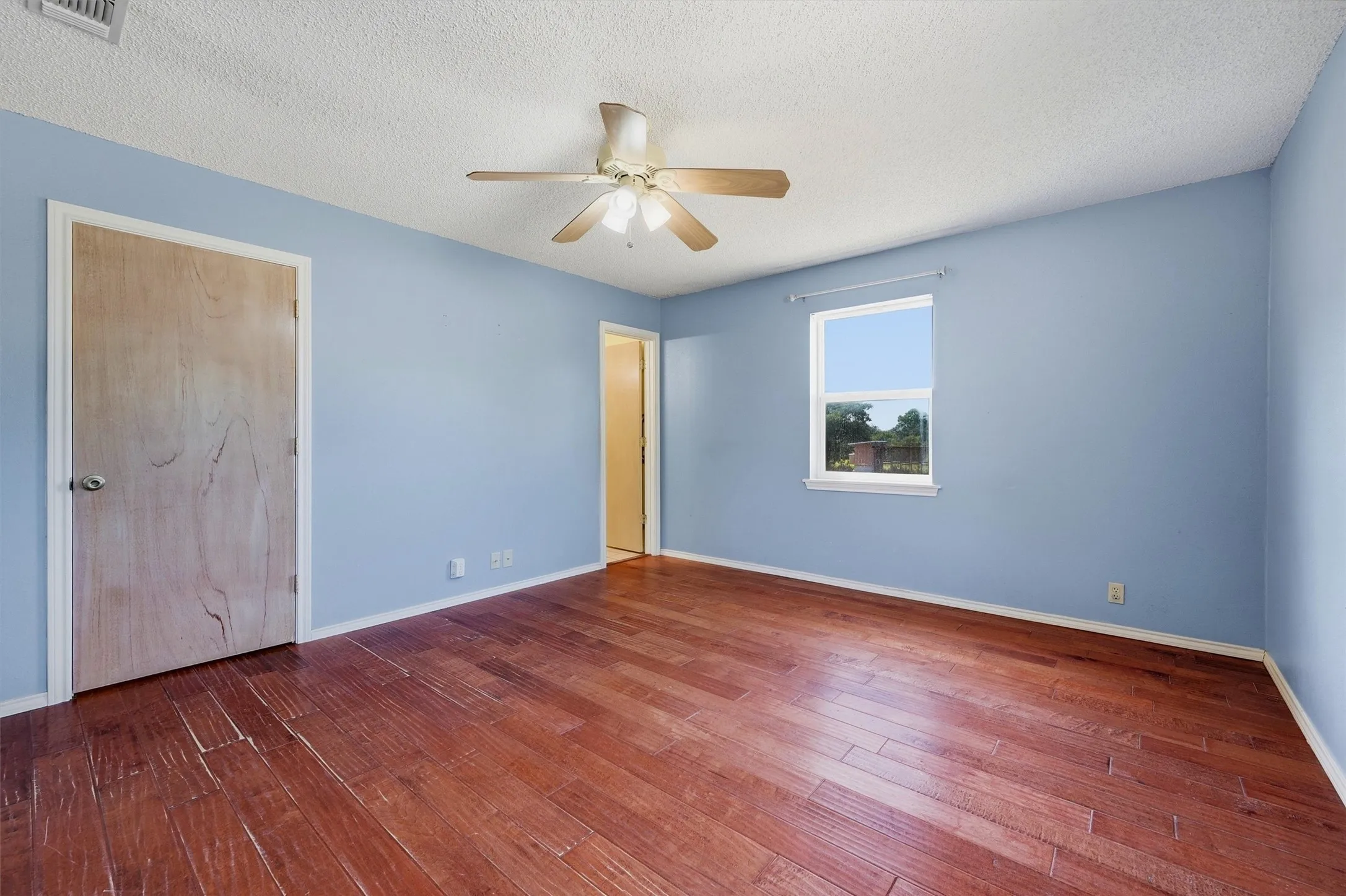 Single Family Residence For Sale in Grayson County , 521 Mccraw Lane, Denison, Texas 75021, 4 Bedroom, 2 Bathroom, 2 Garage spaces, 2,199 Sqft, built in 2000, mls#21358553, Real Estate Agent in Denison, Homes For Sale in Grayson county, Homes For Sale in Denison, Realtor in Denison Texas, Real Estate Brokerage Independent Realty Texas, Luminita Cordes Realtor
