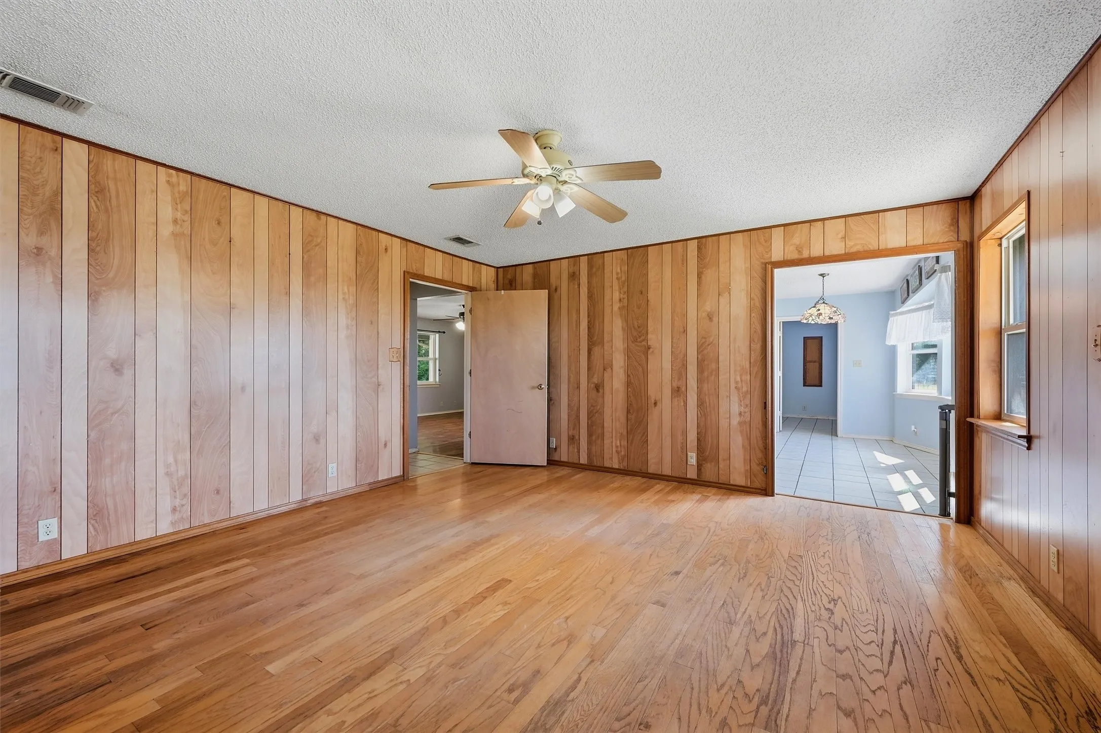 Single Family Residence For Sale in Grayson County , 521 Mccraw Lane, Denison, Texas 75021, 4 Bedroom, 2 Bathroom, 2 Garage spaces, 2,199 Sqft, built in 2000, mls#21358553, Real Estate Agent in Denison, Homes For Sale in Grayson county, Homes For Sale in Denison, Realtor in Denison Texas, Real Estate Brokerage Independent Realty Texas, Luminita Cordes Realtor