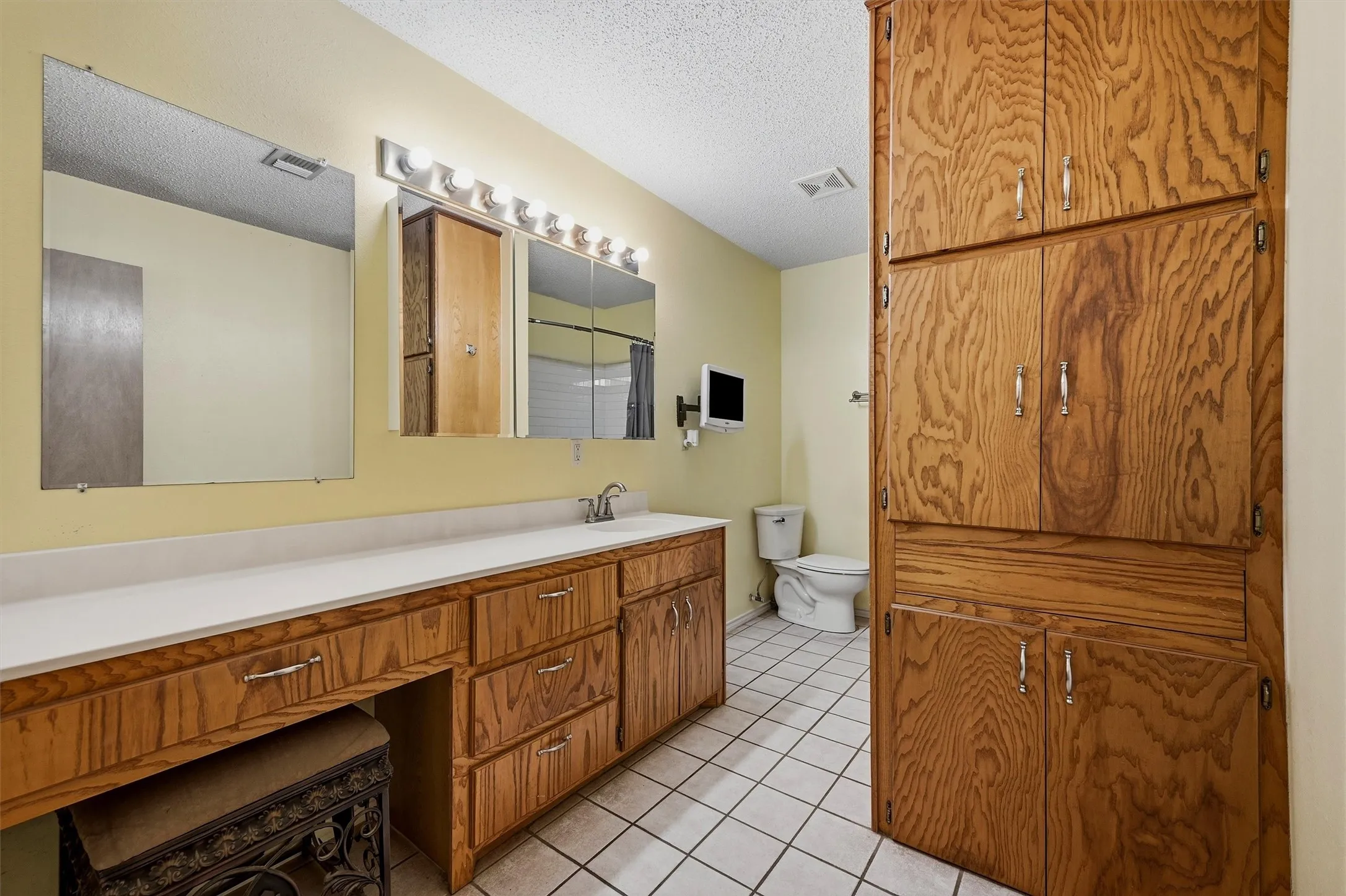 Single Family Residence For Sale in Grayson County , 521 Mccraw Lane, Denison, Texas 75021, 4 Bedroom, 2 Bathroom, 2 Garage spaces, 2,199 Sqft, built in 2000, mls#21358553, Real Estate Agent in Denison, Homes For Sale in Grayson county, Homes For Sale in Denison, Realtor in Denison Texas, Real Estate Brokerage Independent Realty Texas, Luminita Cordes Realtor