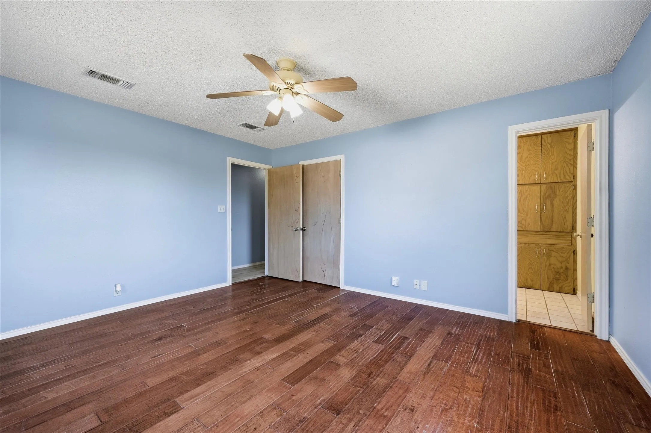 Single Family Residence For Sale in Grayson County , 521 Mccraw Lane, Denison, Texas 75021, 4 Bedroom, 2 Bathroom, 2 Garage spaces, 2,199 Sqft, built in 2000, mls#21358553, Real Estate Agent in Denison, Homes For Sale in Grayson county, Homes For Sale in Denison, Realtor in Denison Texas, Real Estate Brokerage Independent Realty Texas, Luminita Cordes Realtor