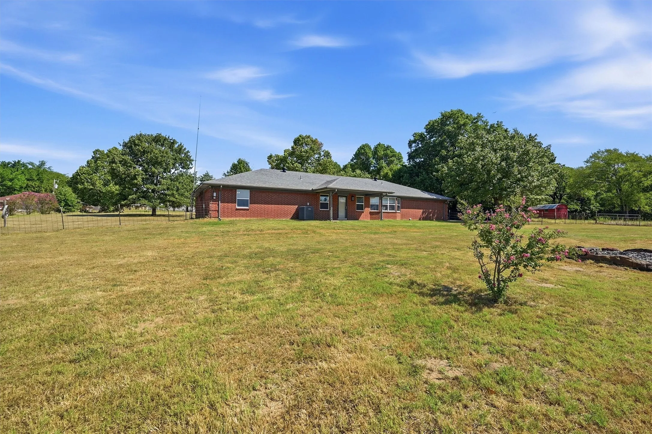 Single Family Residence For Sale in Grayson County , 521 Mccraw Lane, Denison, Texas 75021, 4 Bedroom, 2 Bathroom, 2 Garage spaces, 2,199 Sqft, built in 2000, mls#21358553, Real Estate Agent in Denison, Homes For Sale in Grayson county, Homes For Sale in Denison, Realtor in Denison Texas, Real Estate Brokerage Independent Realty Texas, Luminita Cordes Realtor