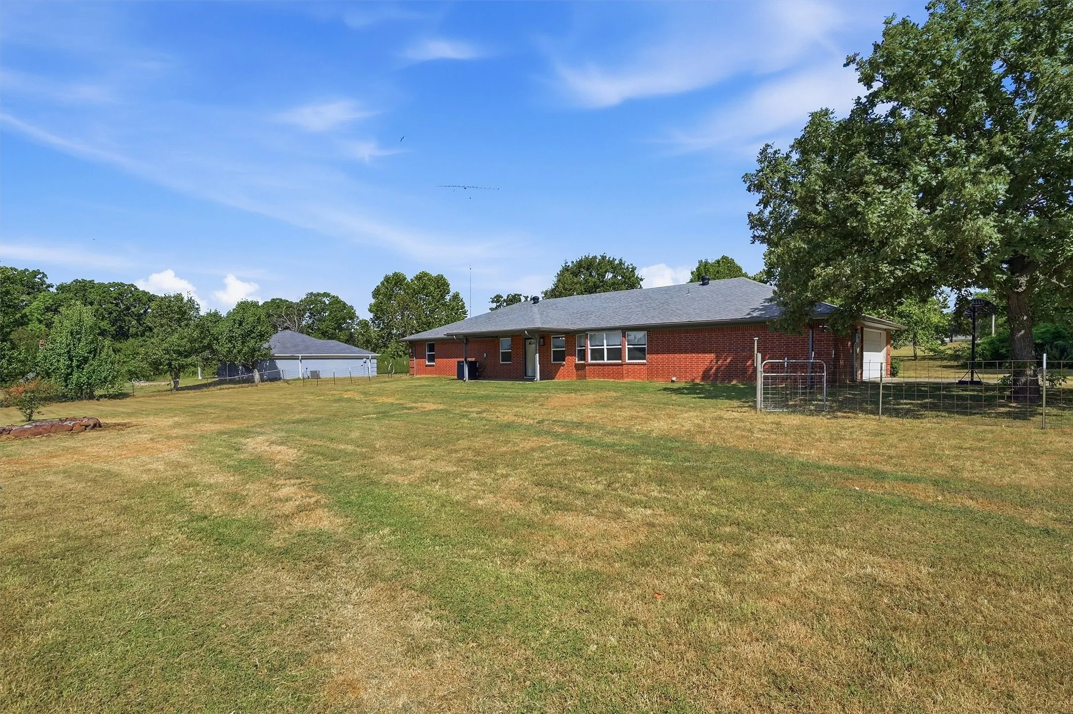 Single Family Residence For Sale in Grayson County , 521 Mccraw Lane, Denison, Texas 75021, 4 Bedroom, 2 Bathroom, 2 Garage spaces, 2,199 Sqft, built in 2000, mls#21358553, Real Estate Agent in Denison, Homes For Sale in Grayson county, Homes For Sale in Denison, Realtor in Denison Texas, Real Estate Brokerage Independent Realty Texas, Luminita Cordes Realtor