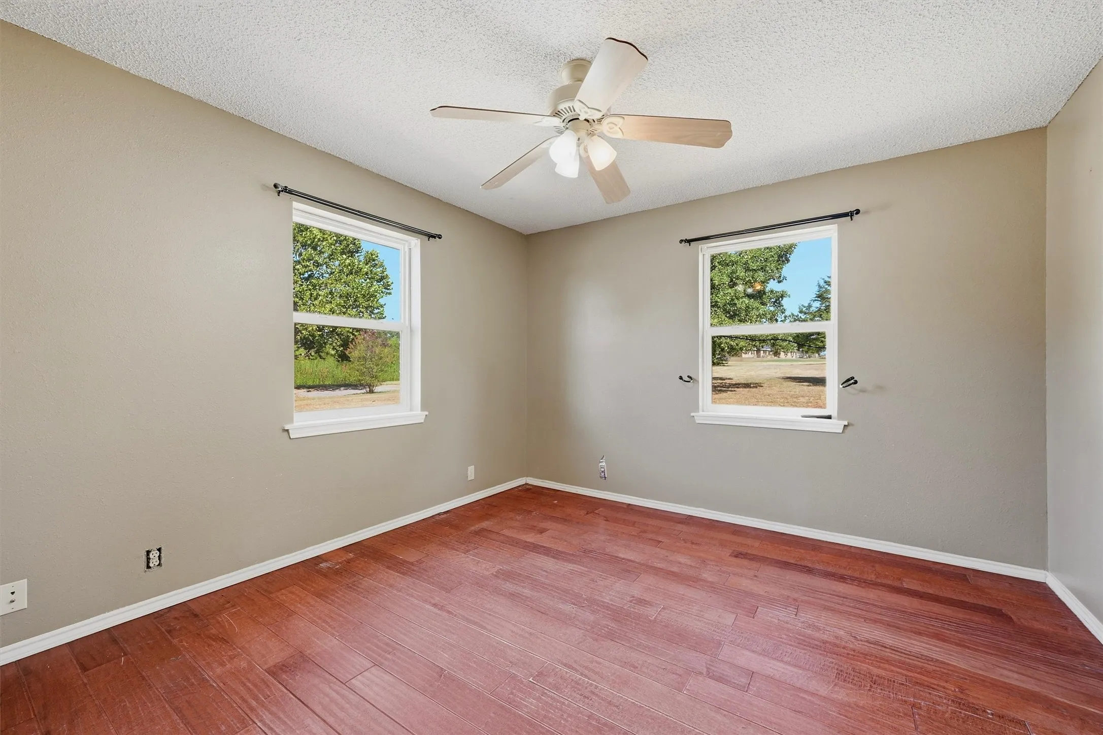 Single Family Residence For Sale in Grayson County , 521 Mccraw Lane, Denison, Texas 75021, 4 Bedroom, 2 Bathroom, 2 Garage spaces, 2,199 Sqft, built in 2000, mls#21358553, Real Estate Agent in Denison, Homes For Sale in Grayson county, Homes For Sale in Denison, Realtor in Denison Texas, Real Estate Brokerage Independent Realty Texas, Luminita Cordes Realtor