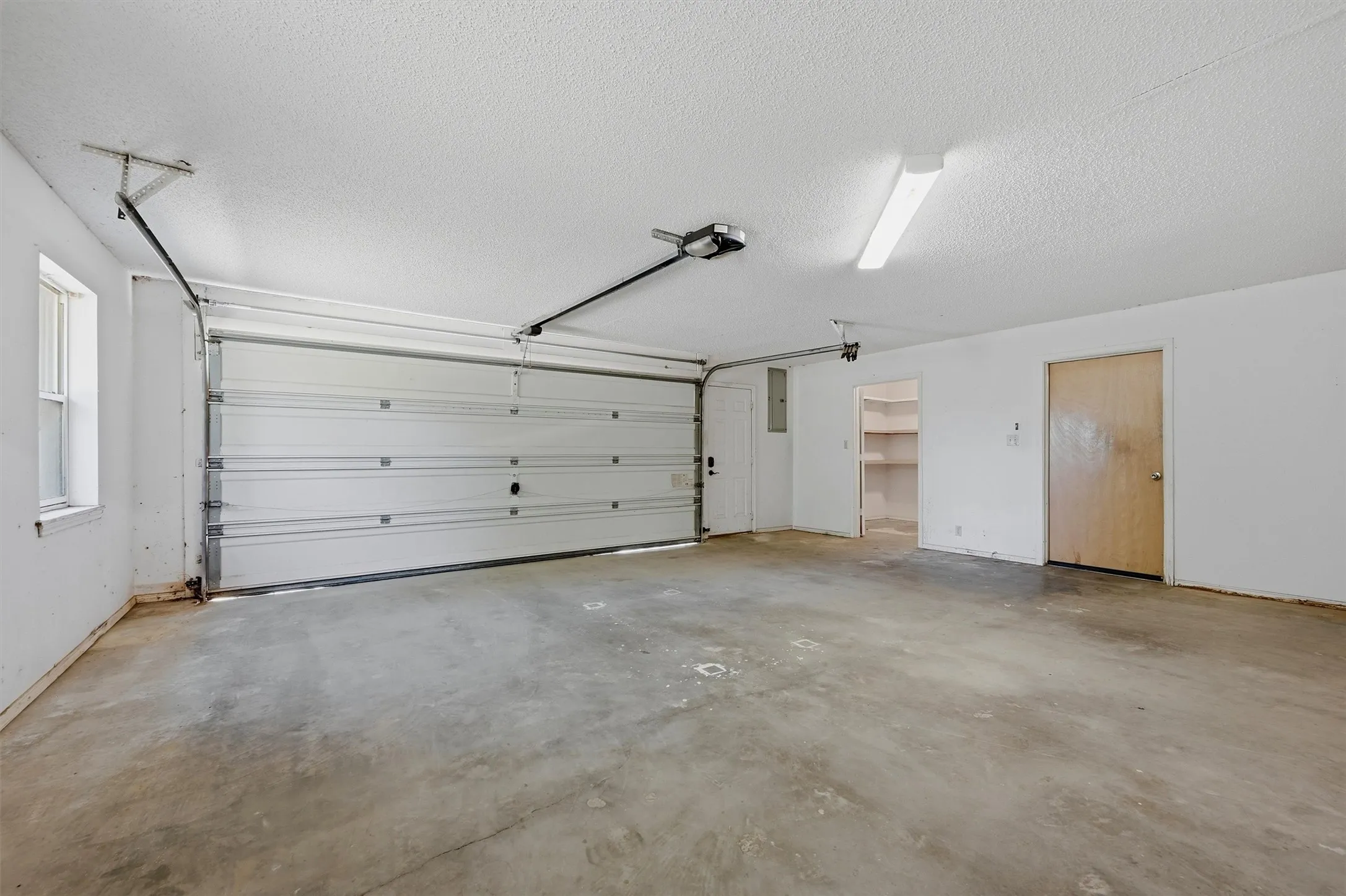 Single Family Residence For Sale in Grayson County , 521 Mccraw Lane, Denison, Texas 75021, 4 Bedroom, 2 Bathroom, 2 Garage spaces, 2,199 Sqft, built in 2000, mls#21358553, Real Estate Agent in Denison, Homes For Sale in Grayson county, Homes For Sale in Denison, Realtor in Denison Texas, Real Estate Brokerage Independent Realty Texas, Luminita Cordes Realtor