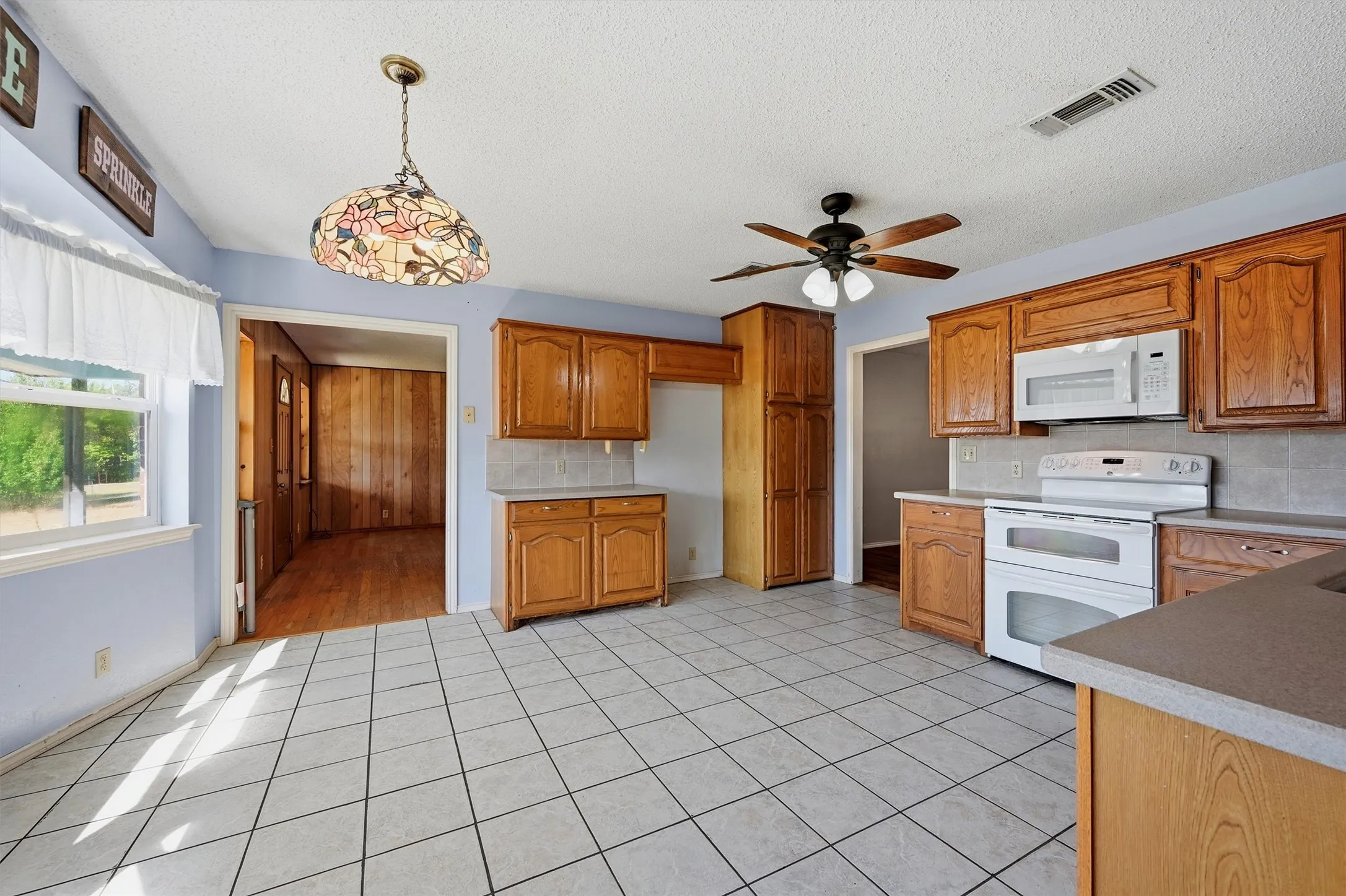 Single Family Residence For Sale in Grayson County , 521 Mccraw Lane, Denison, Texas 75021, 4 Bedroom, 2 Bathroom, 2 Garage spaces, 2,199 Sqft, built in 2000, mls#21358553, Real Estate Agent in Denison, Homes For Sale in Grayson county, Homes For Sale in Denison, Realtor in Denison Texas, Real Estate Brokerage Independent Realty Texas, Luminita Cordes Realtor