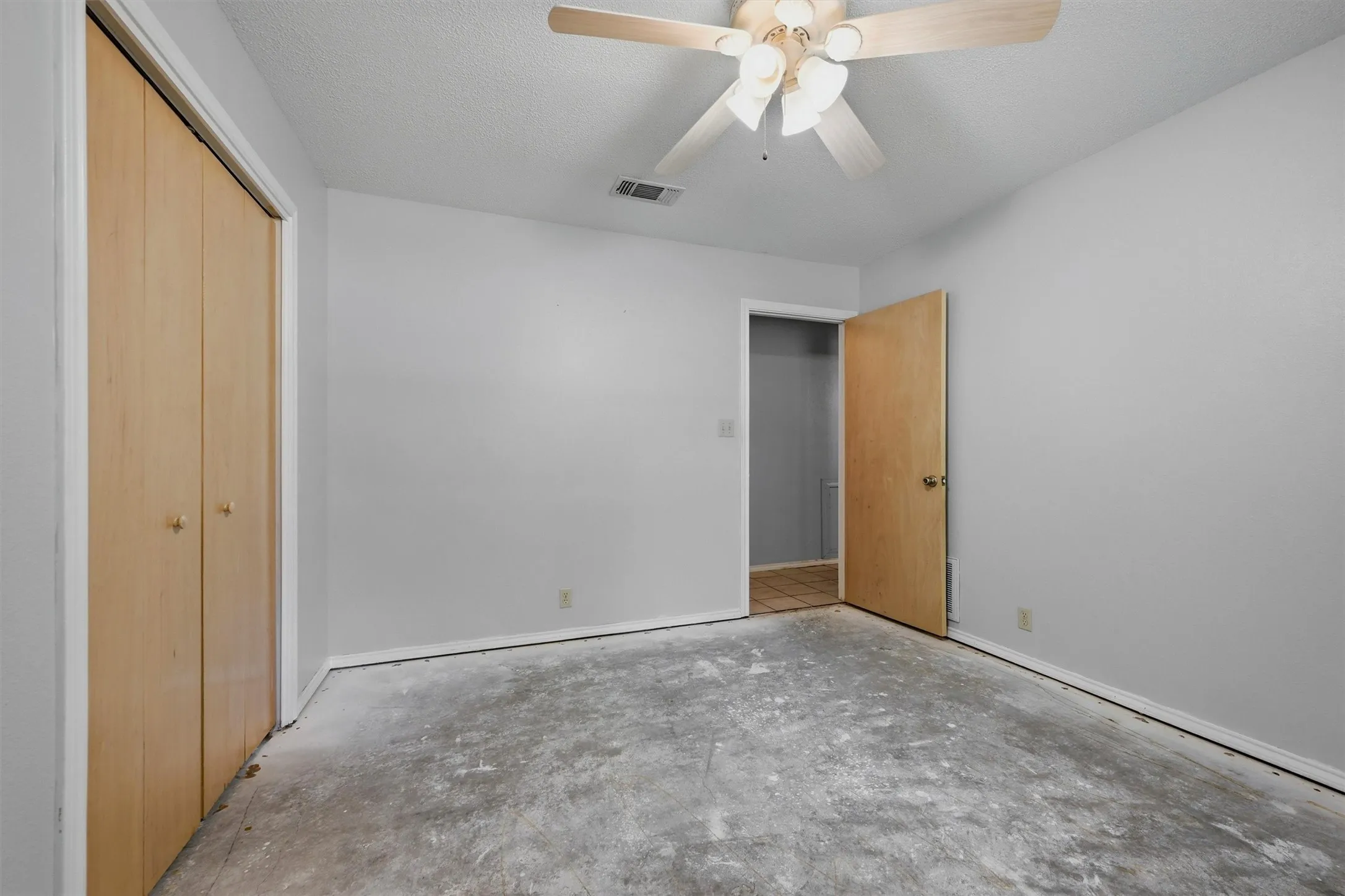 Single Family Residence For Sale in Grayson County , 521 Mccraw Lane, Denison, Texas 75021, 4 Bedroom, 2 Bathroom, 2 Garage spaces, 2,199 Sqft, built in 2000, mls#21358553, Real Estate Agent in Denison, Homes For Sale in Grayson county, Homes For Sale in Denison, Realtor in Denison Texas, Real Estate Brokerage Independent Realty Texas, Luminita Cordes Realtor