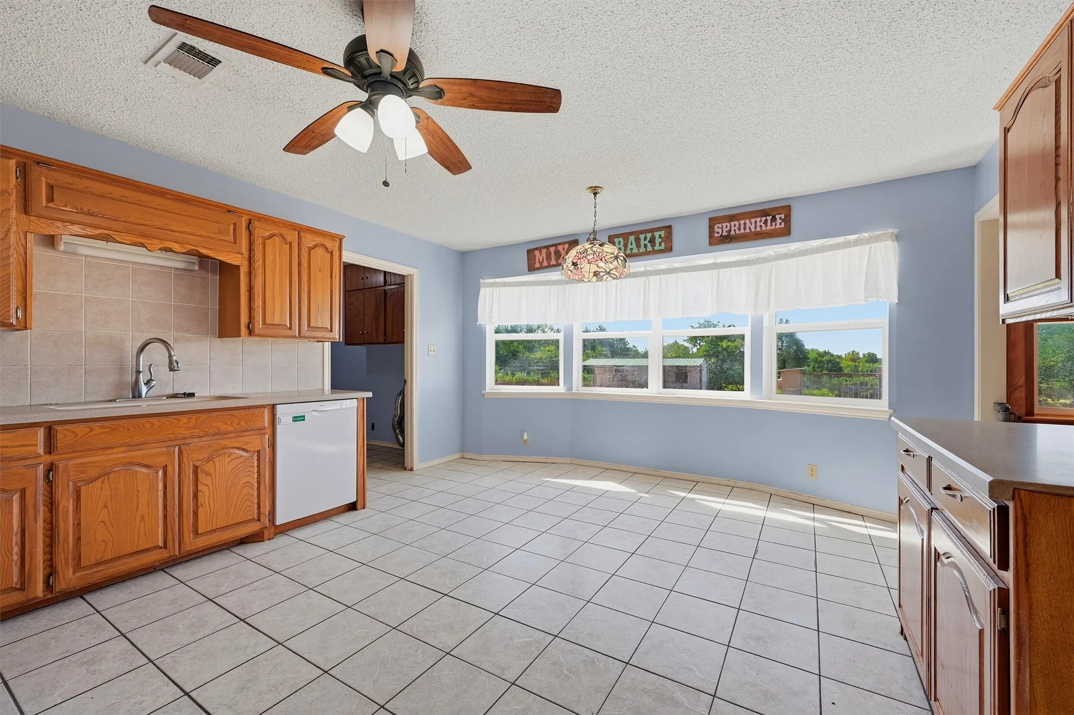 Single Family Residence For Sale in Grayson County , 521 Mccraw Lane, Denison, Texas 75021, 4 Bedroom, 2 Bathroom, 2 Garage spaces, 2,199 Sqft, built in 2000, mls#21358553, Real Estate Agent in Denison, Homes For Sale in Grayson county, Homes For Sale in Denison, Realtor in Denison Texas, Real Estate Brokerage Independent Realty Texas, Luminita Cordes Realtor