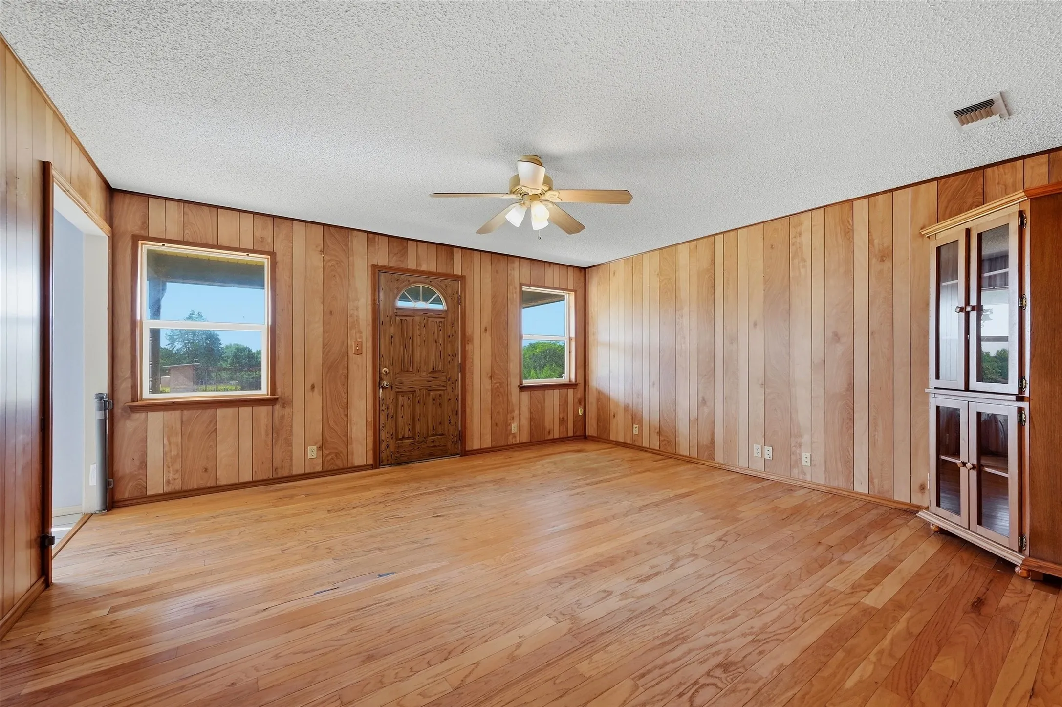 Single Family Residence For Sale in Grayson County , 521 Mccraw Lane, Denison, Texas 75021, 4 Bedroom, 2 Bathroom, 2 Garage spaces, 2,199 Sqft, built in 2000, mls#21358553, Real Estate Agent in Denison, Homes For Sale in Grayson county, Homes For Sale in Denison, Realtor in Denison Texas, Real Estate Brokerage Independent Realty Texas, Luminita Cordes Realtor