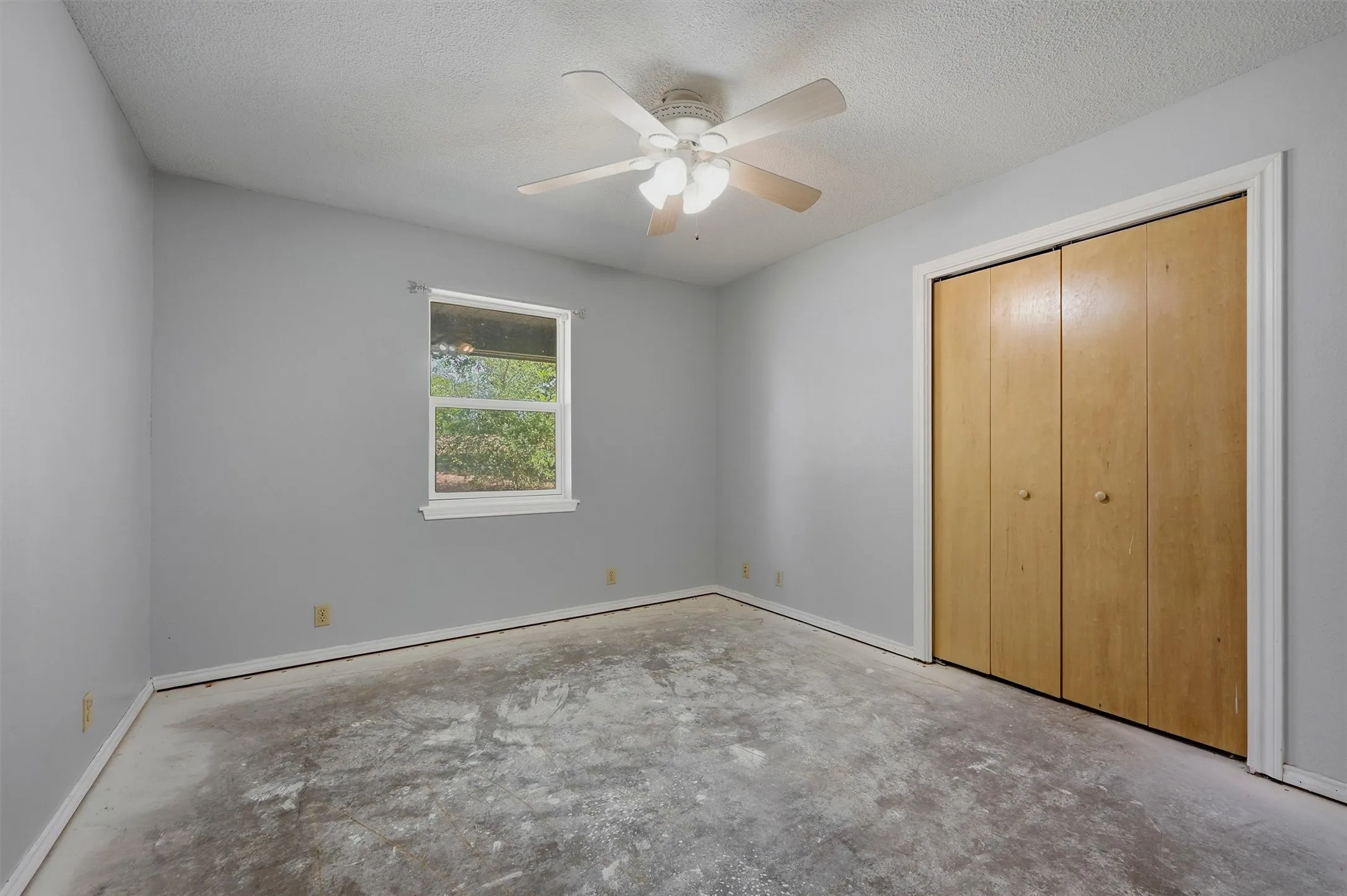 Single Family Residence For Sale in Grayson County , 521 Mccraw Lane, Denison, Texas 75021, 4 Bedroom, 2 Bathroom, 2 Garage spaces, 2,199 Sqft, built in 2000, mls#21358553, Real Estate Agent in Denison, Homes For Sale in Grayson county, Homes For Sale in Denison, Realtor in Denison Texas, Real Estate Brokerage Independent Realty Texas, Luminita Cordes Realtor
