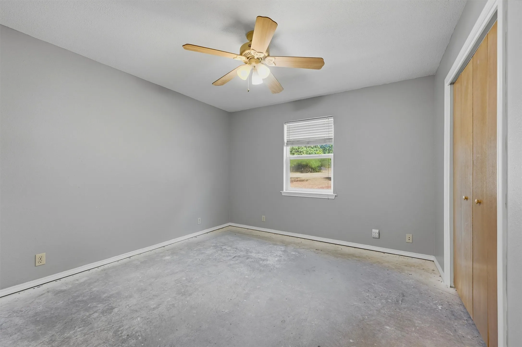 Single Family Residence For Sale in Grayson County , 521 Mccraw Lane, Denison, Texas 75021, 4 Bedroom, 2 Bathroom, 2 Garage spaces, 2,199 Sqft, built in 2000, mls#21358553, Real Estate Agent in Denison, Homes For Sale in Grayson county, Homes For Sale in Denison, Realtor in Denison Texas, Real Estate Brokerage Independent Realty Texas, Luminita Cordes Realtor