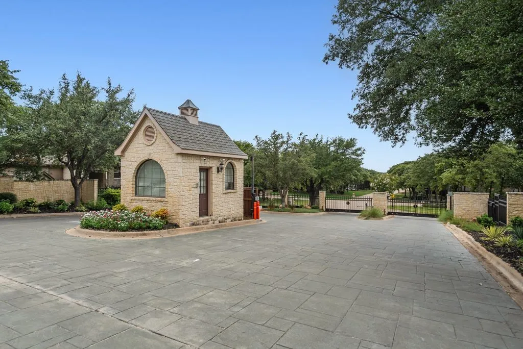 Gated entry to Stonebridge.