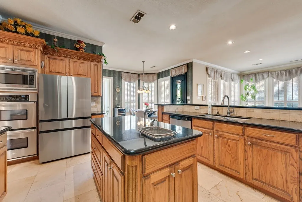 Stainless appliances, double ovens.