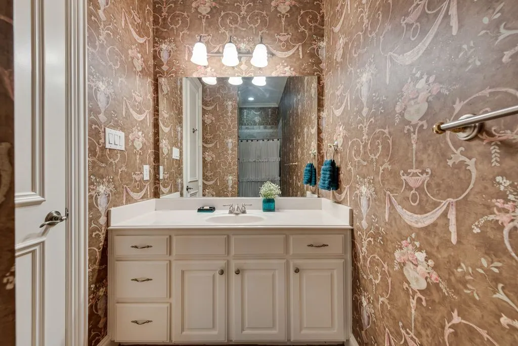 Single Family Residence For Sale in Tarrant County , 1917 Queensbridge Court, Keller, Texas 76262, 5 Bedroom, 6 Bathroom, 5 Garage spaces, 5,176 Sqft, built in 2000, mls#21308815, Real Estate Agent in Keller, Homes For Sale in Tarrant county, Homes For Sale in Keller, Realtor in Keller Texas, Real Estate Brokerage Independent Realty Texas, Luminita Cordes Realtor