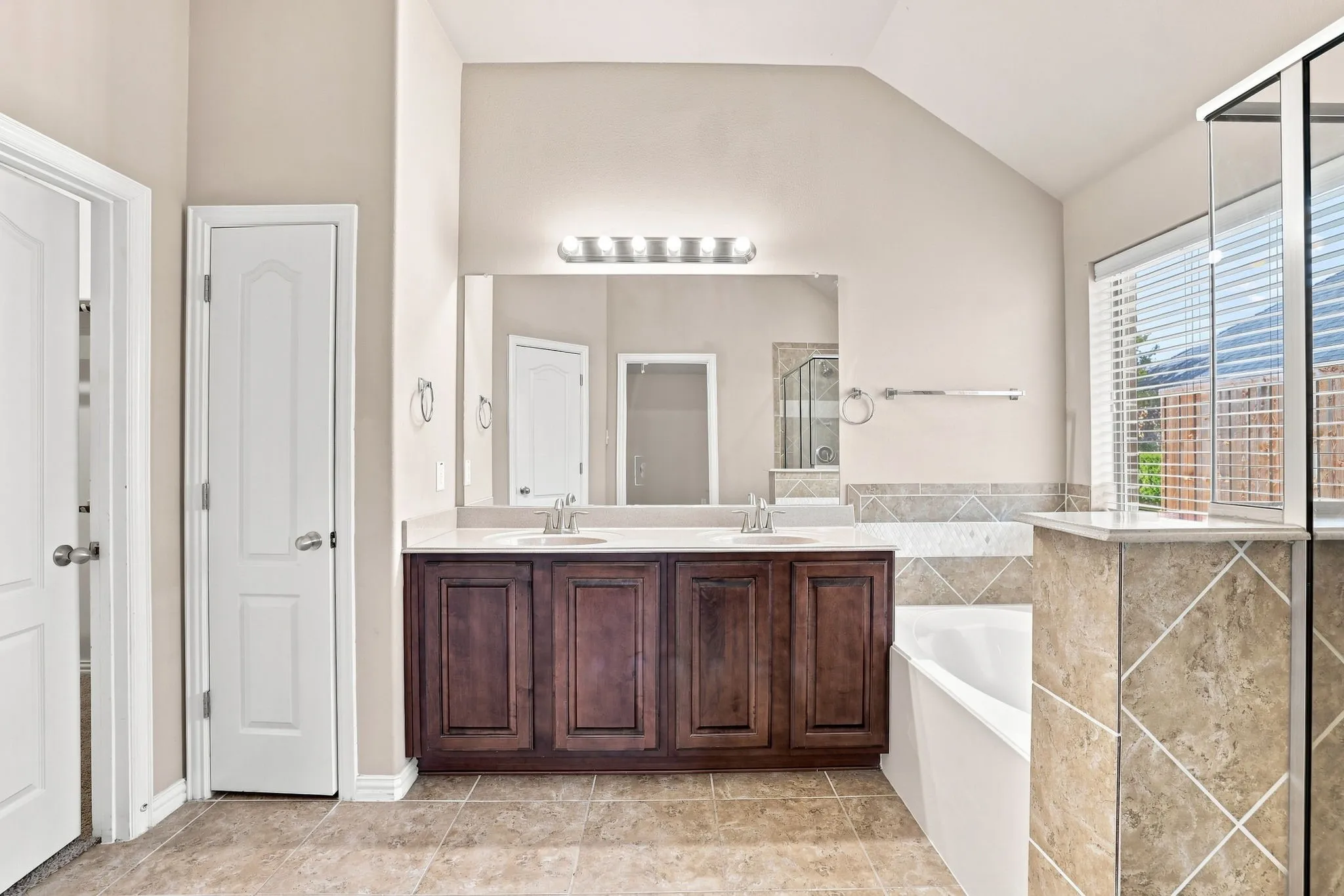 Single Family Residence For Sale in Kaufman County , 255 Archer Way, Forney, Texas 75126, 3 Bedroom, 2 Bathroom, 2 Garage spaces, 2,030 Sqft, built in 2012, mls#21356904, Real Estate Agent in Forney, Homes For Sale in Kaufman county, Homes For Sale in Forney, Realtor in Forney Texas, Real Estate Brokerage Independent Realty Texas, Luminita Cordes Realtor